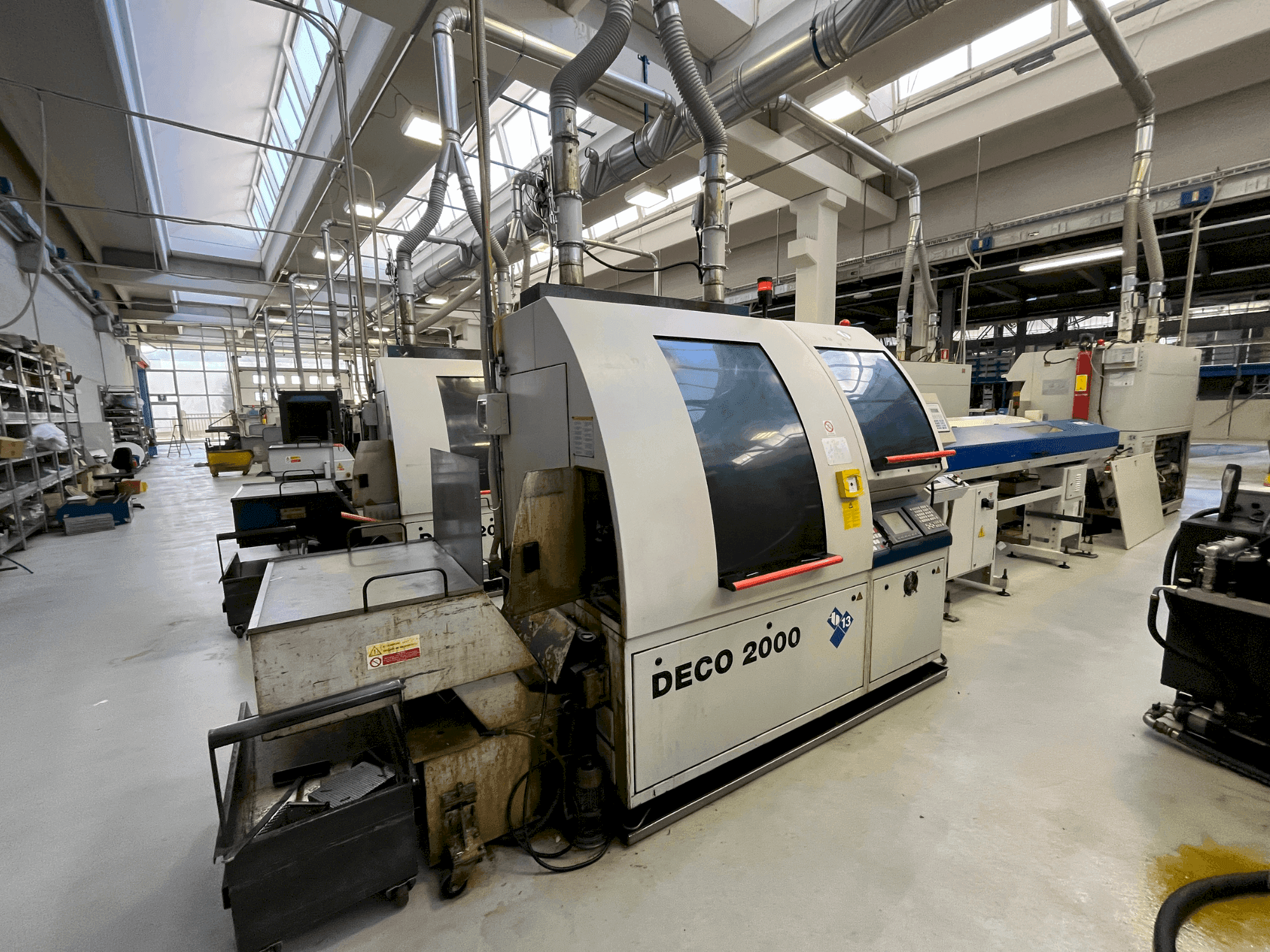 Vista frontale della macchina TORNOS DECO 2000/13