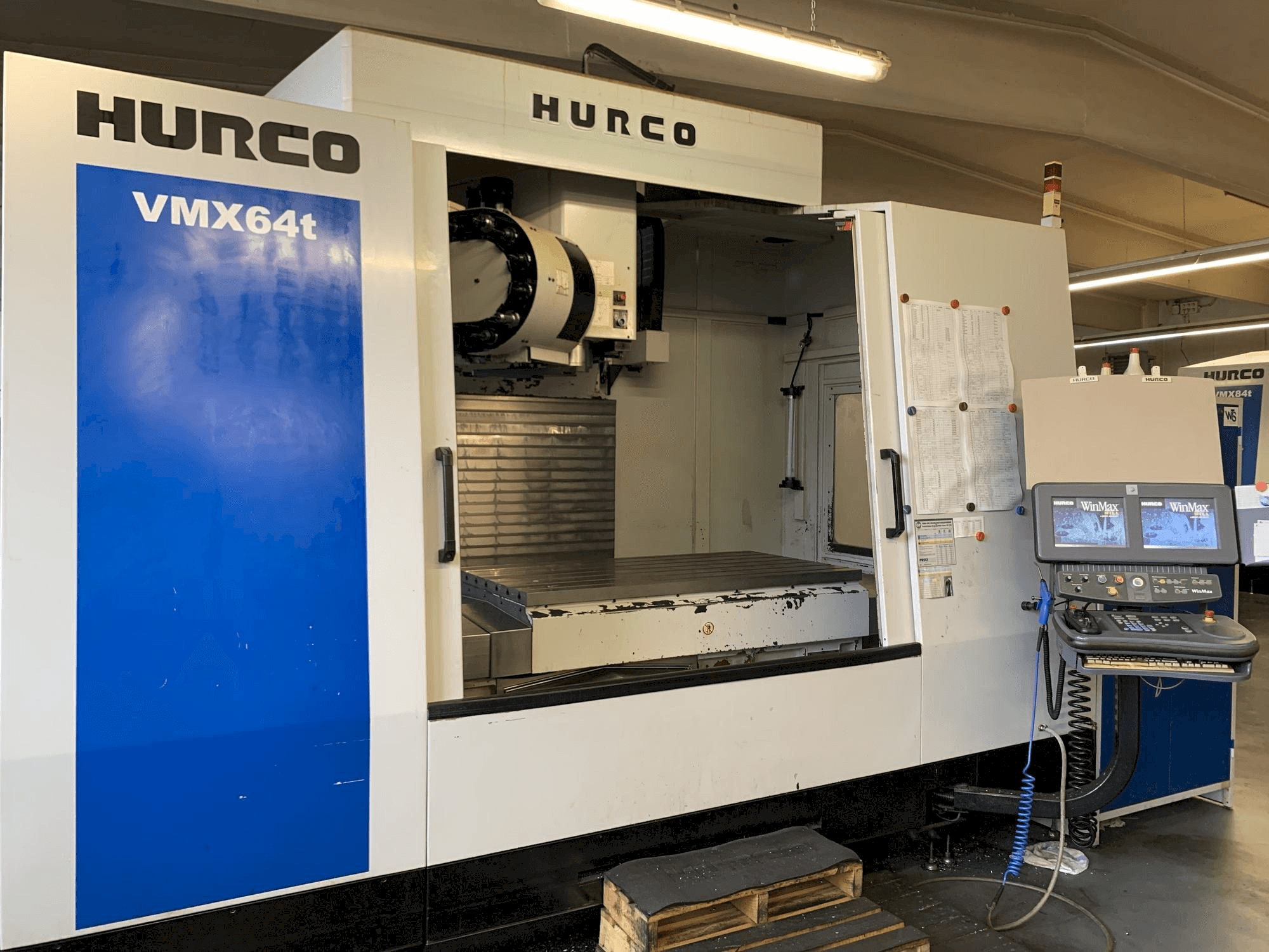 Vista frontale della macchina Hurco VMX 64 T