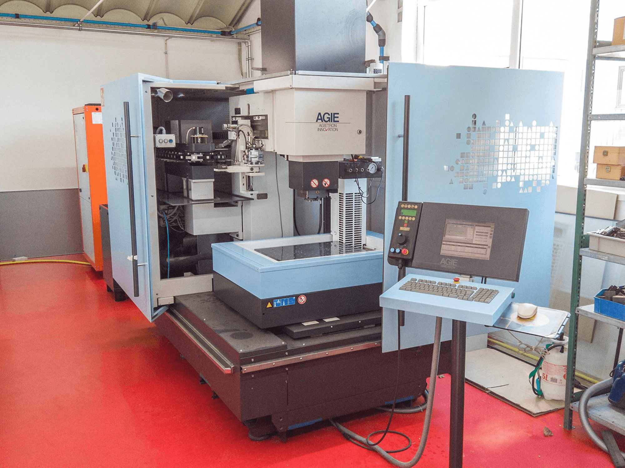 Vista frontale della macchina AGIE AGIETRON INNOVATION 2