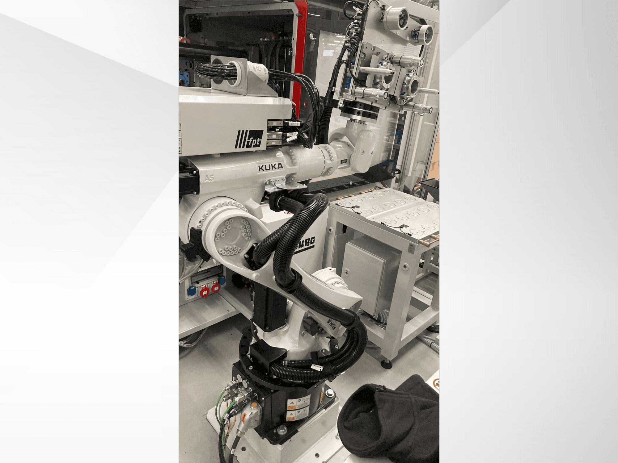 Vista frontale della macchina KUKA KR 22 R1610-2