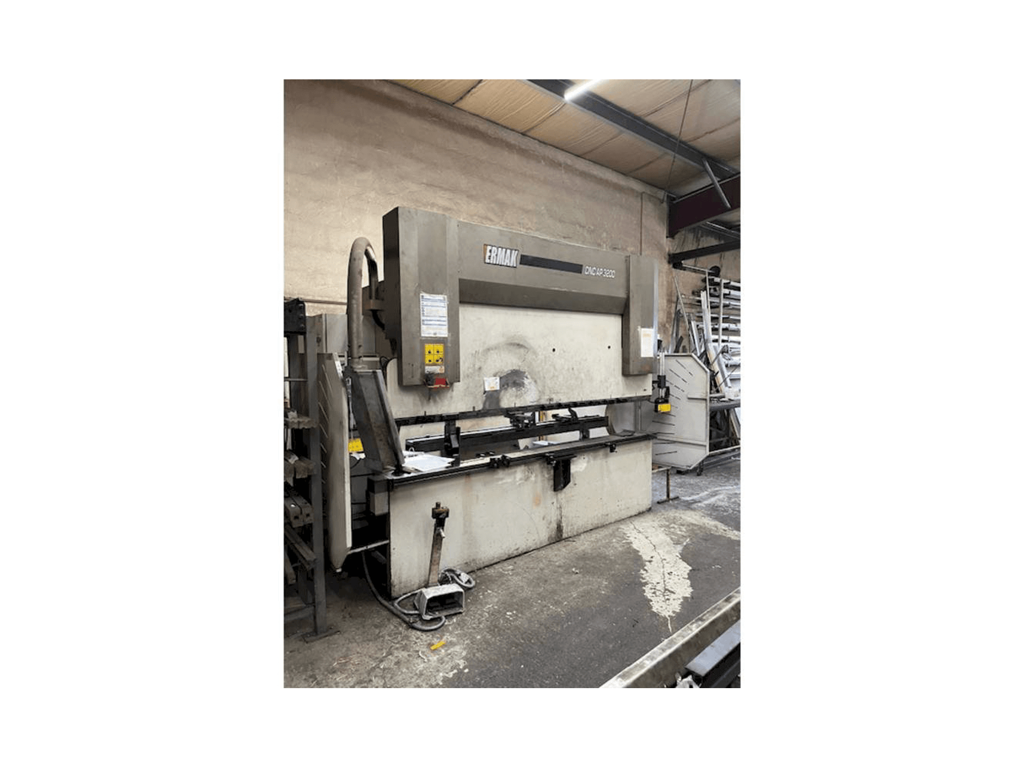 Vista frontale della macchina ERMAK Cnc ap