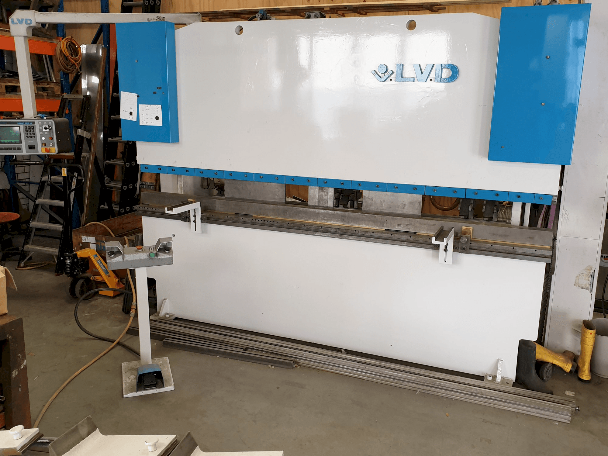 Vista lato destro della macchina LVD PPI 135/30