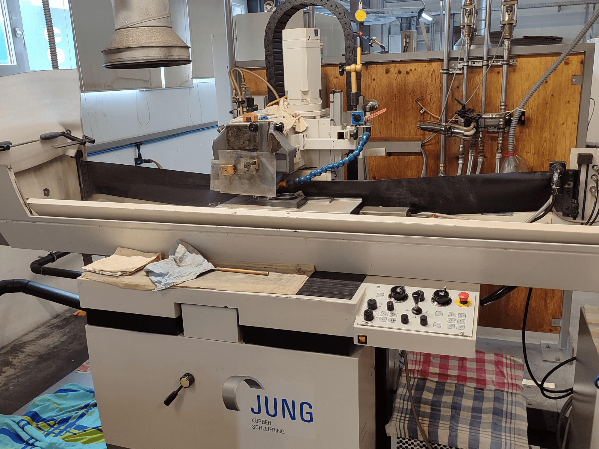 Rettificatrice per superfici BLOHM JUNG JE 525 P, vista frontale, con comandi e impostazione della mola.