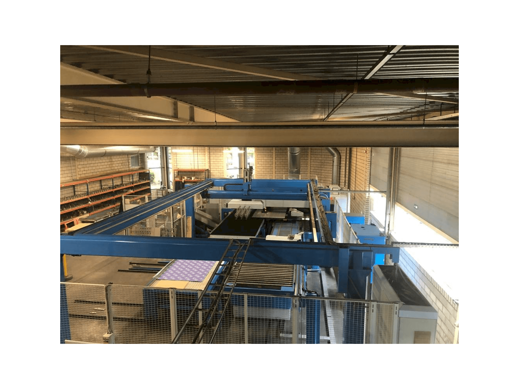 Vista frontale della macchina Finn-Power LB 6 UVH