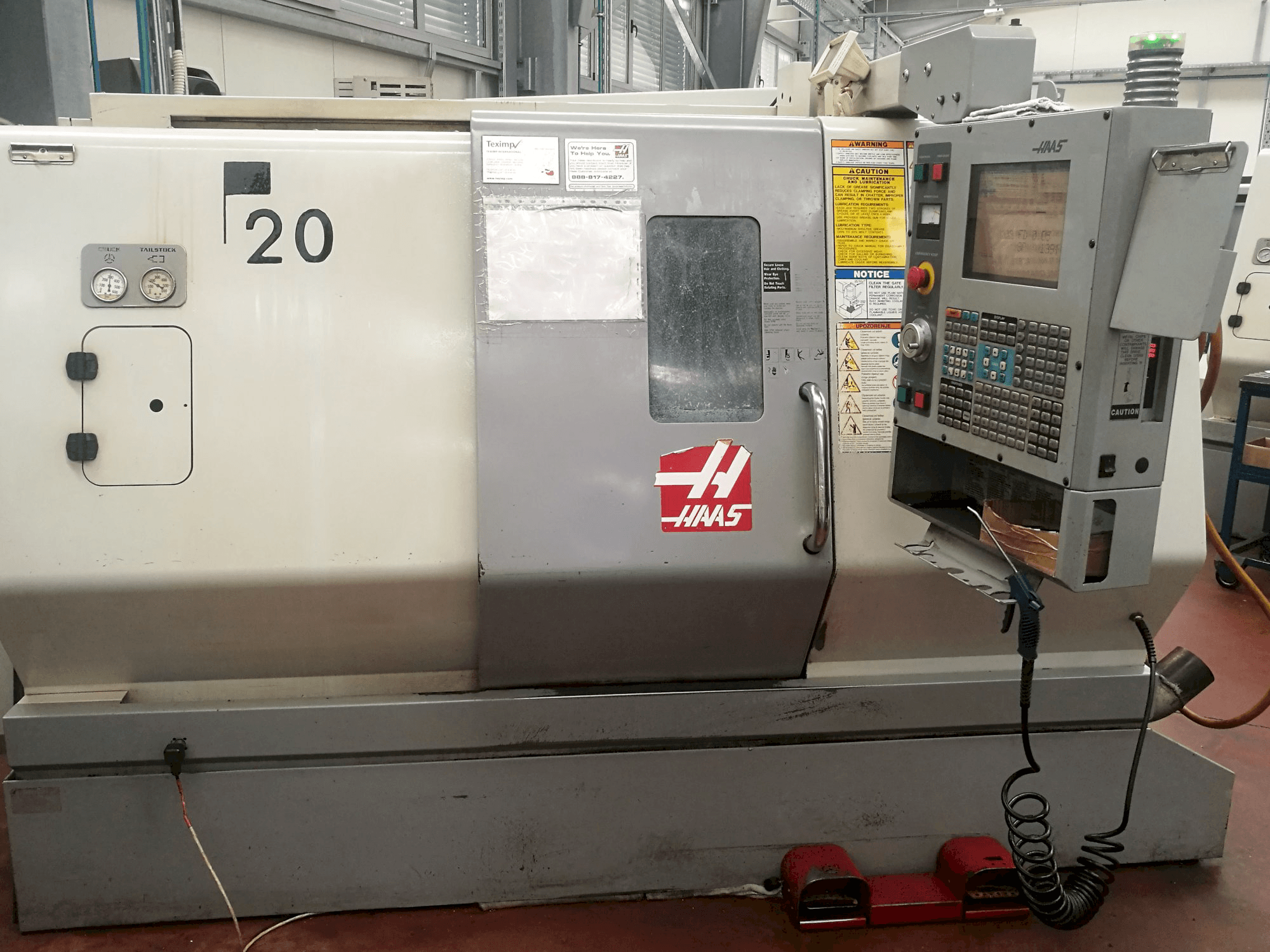 Vista frontale della macchina HAAS SL-20THE