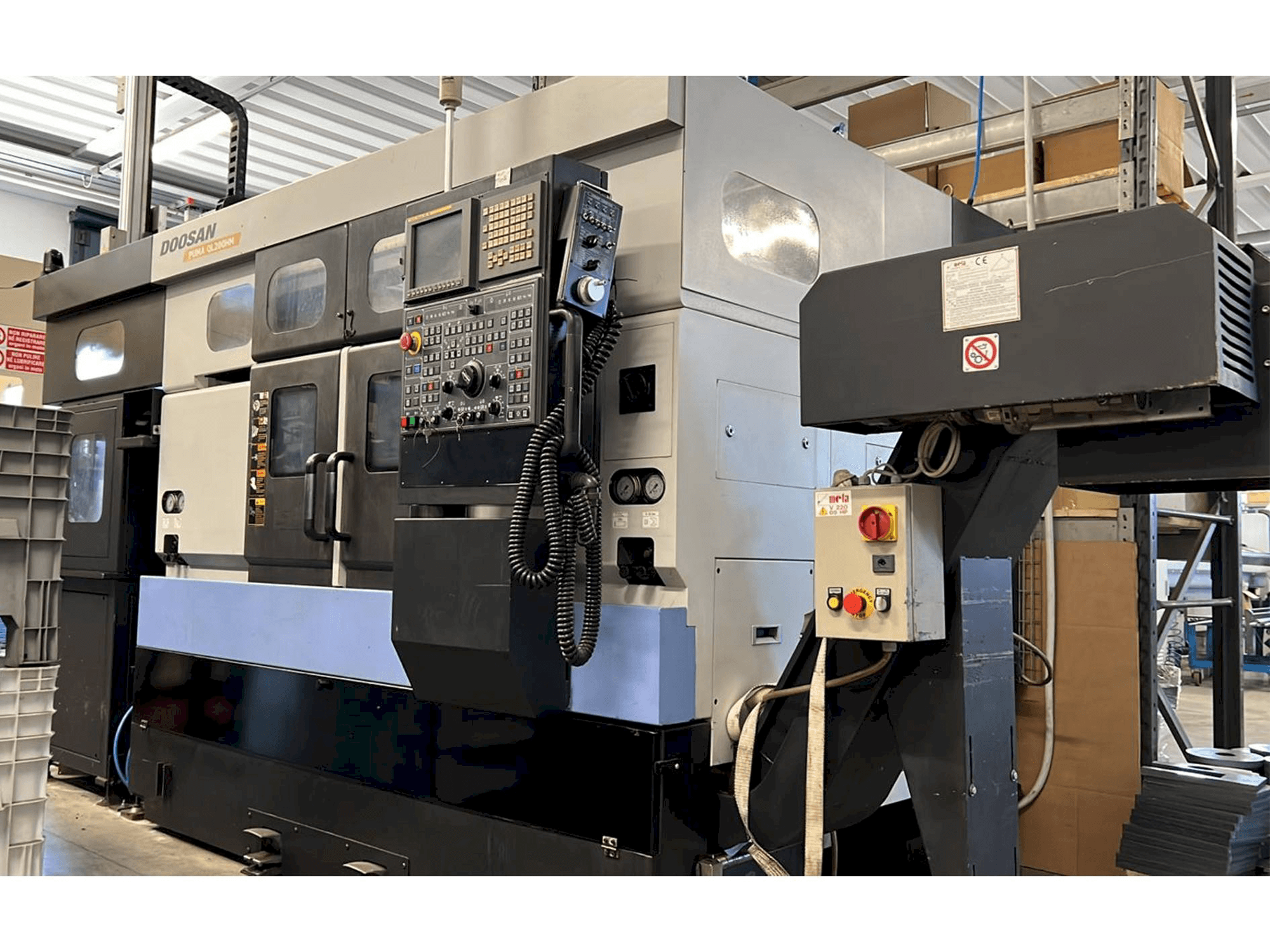 Vista frontale della macchina Doosan Puma QL 200HM