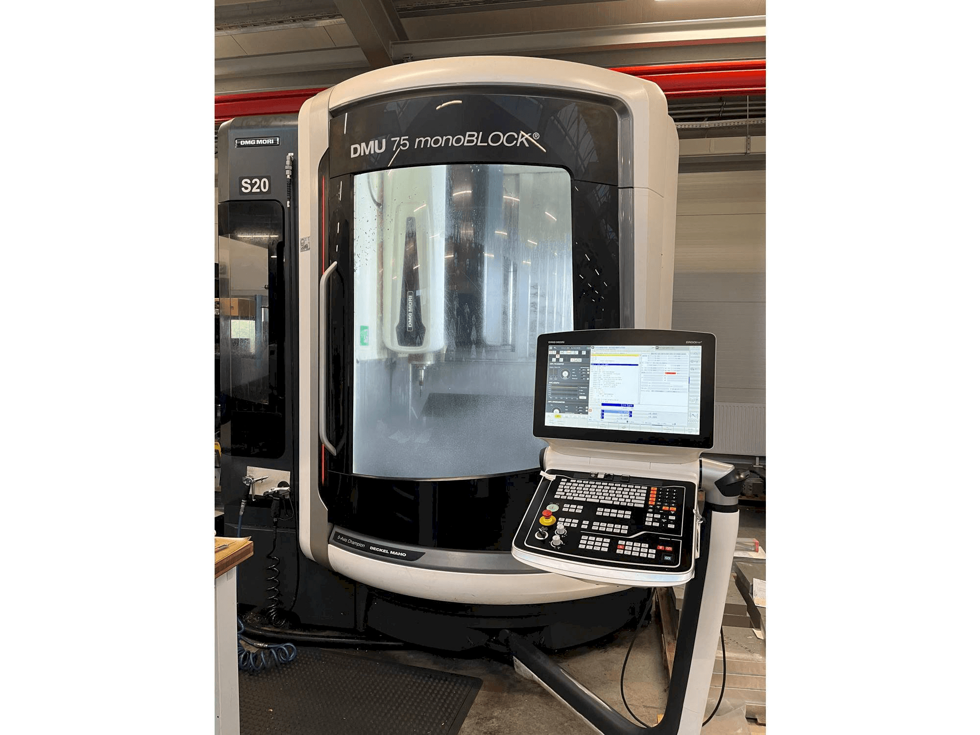 Vista frontale della macchina DMG MORI DMU 75 monoBLOCK