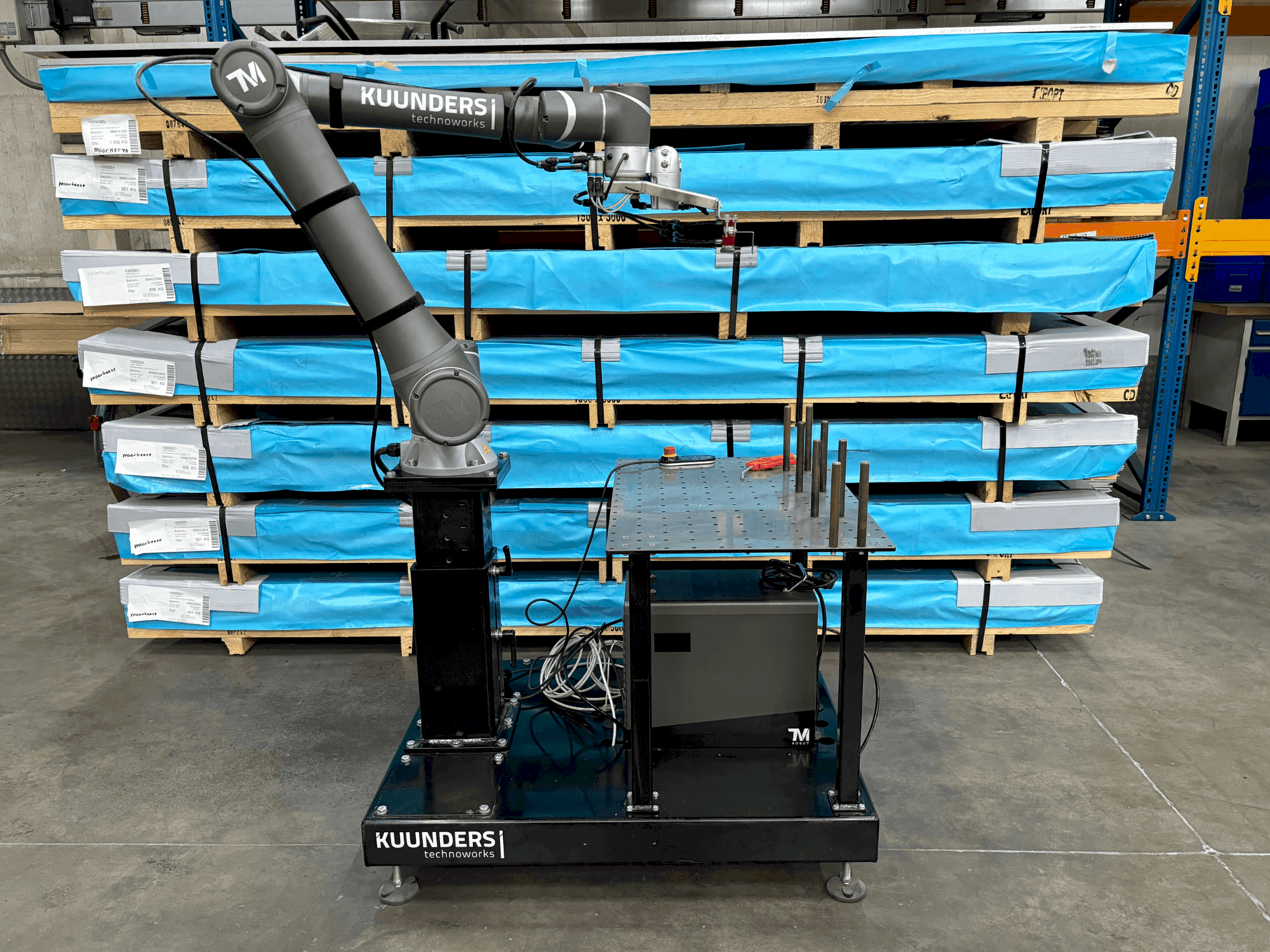 Vista frontale della macchina TECHMAN ROBOT TM12