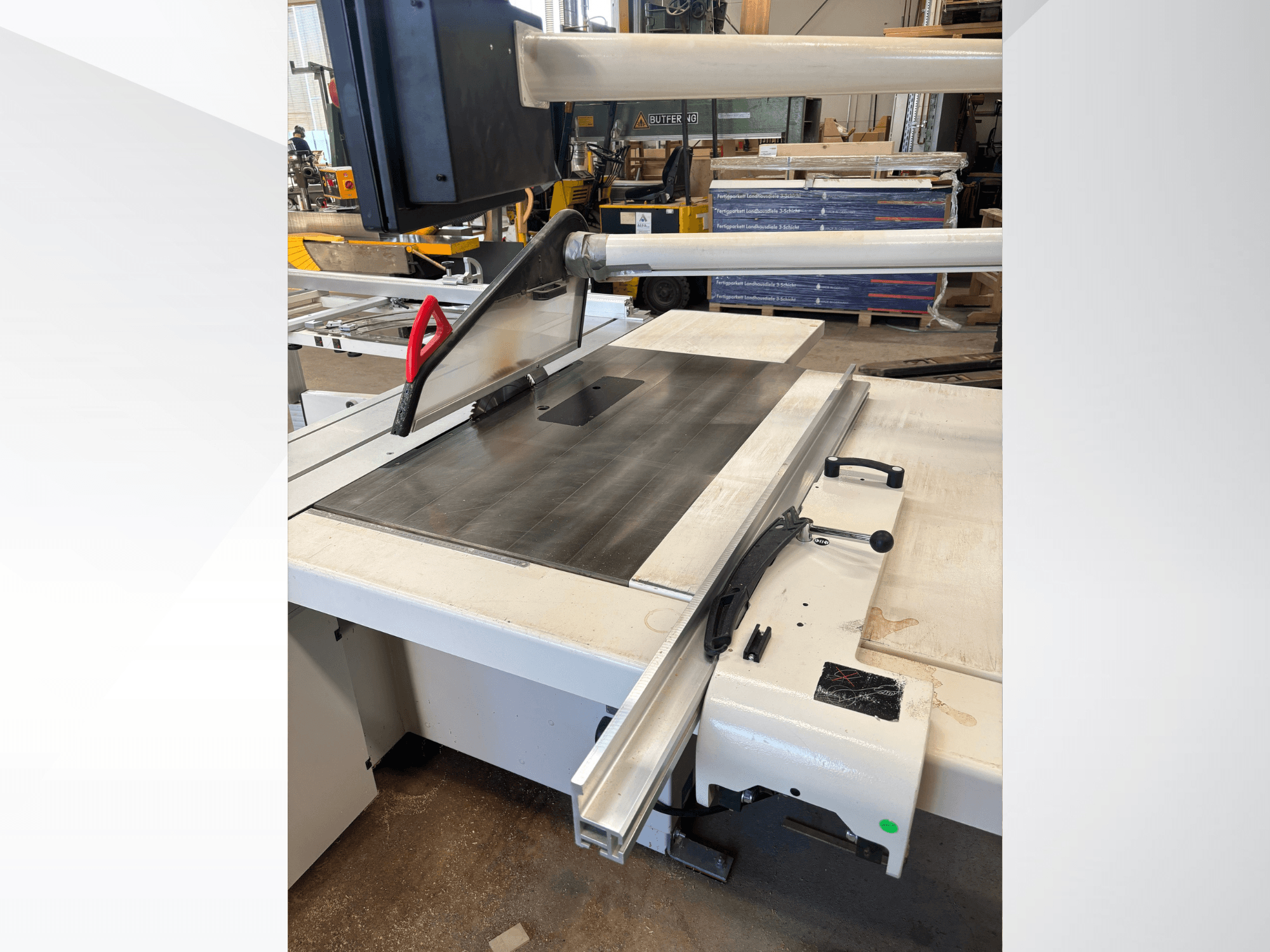 Sega a 5 pannelli SCM SI con piano di lavoro e guida metallici, vista di lato, che mostra la lama e la protezione di sicurezza.