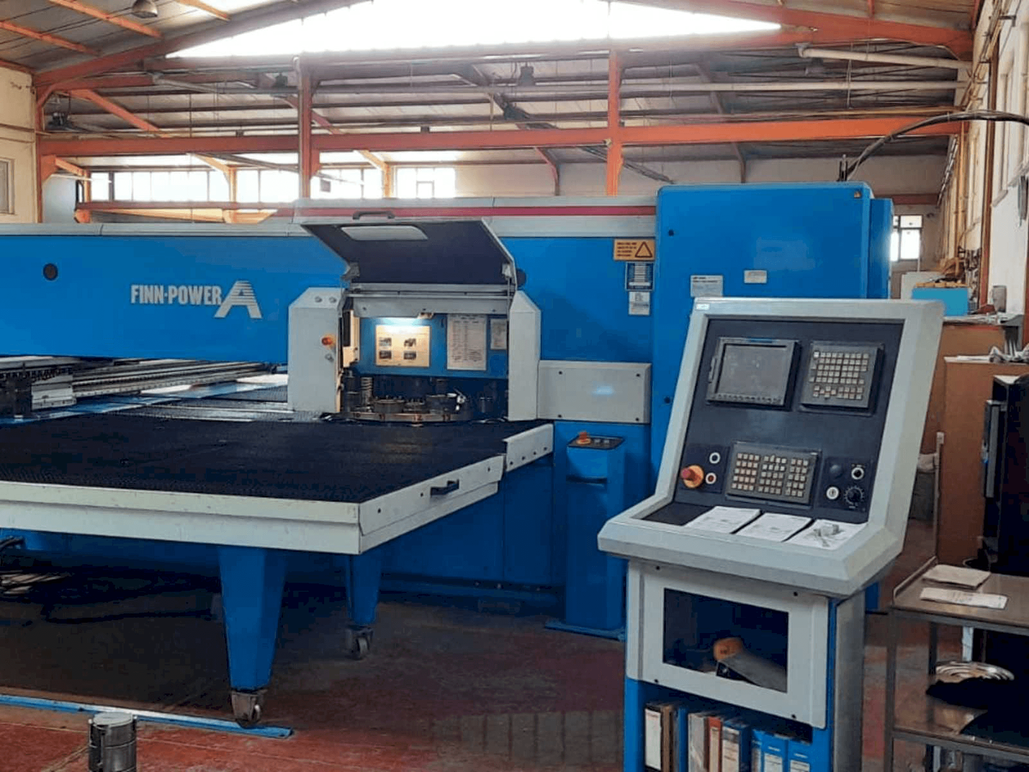 Vista frontale della macchina Finn-Power A525F