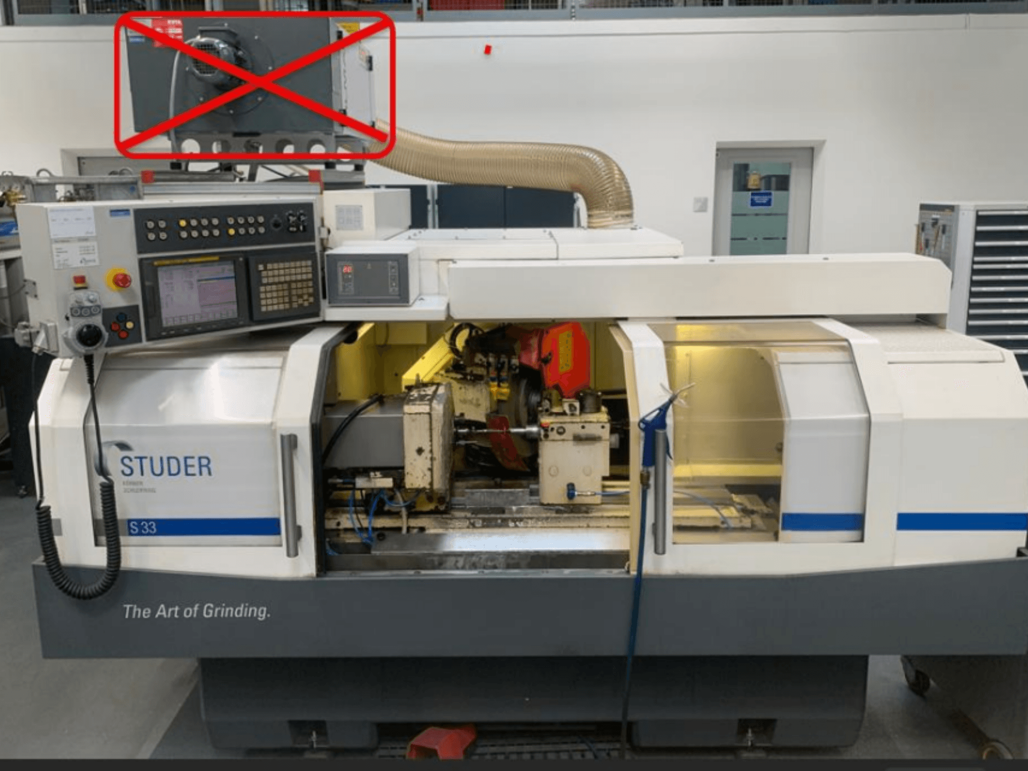 Rettificatrice cilindrica Studer S33, vista frontale che mostra il pannello di controllo e i componenti della rettifica con i collegamenti elettrici visibili.