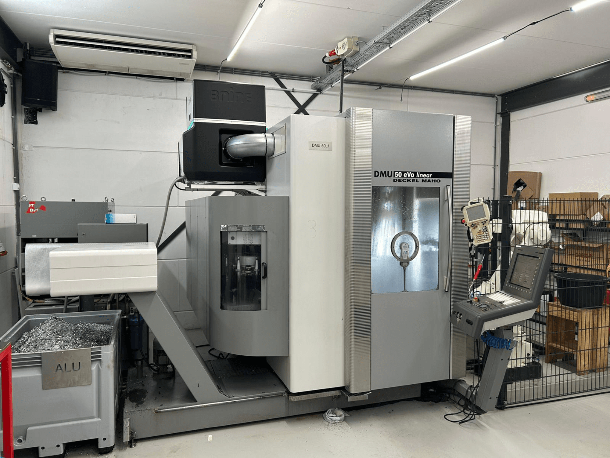 Fresatrice lineare DMU 50 eVo di Deckel Maho, vista frontale, con pannello di controllo e contenitore dei trucioli.