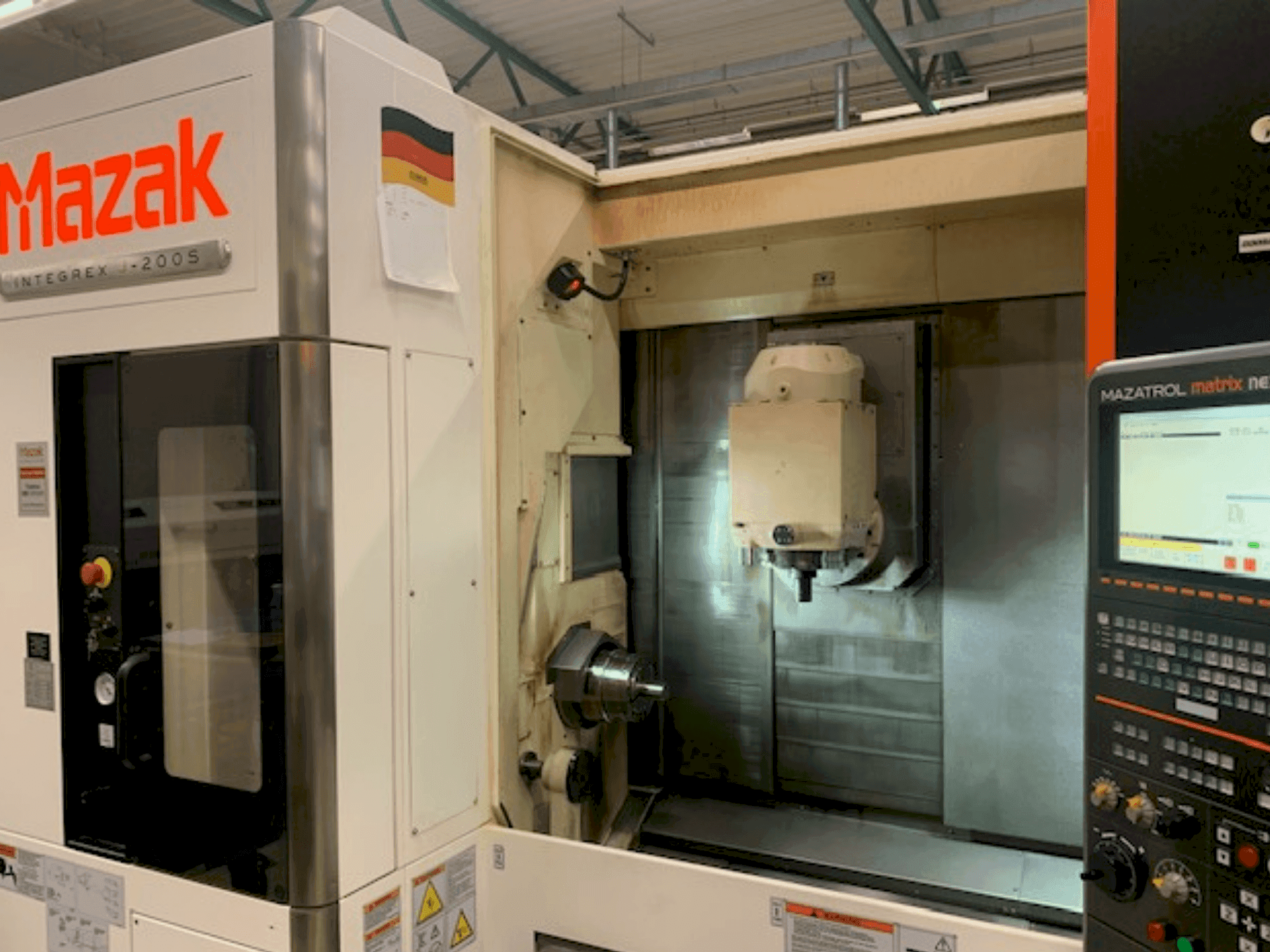 Vista frontale della macchina Mazak INTEGREX J-200 S