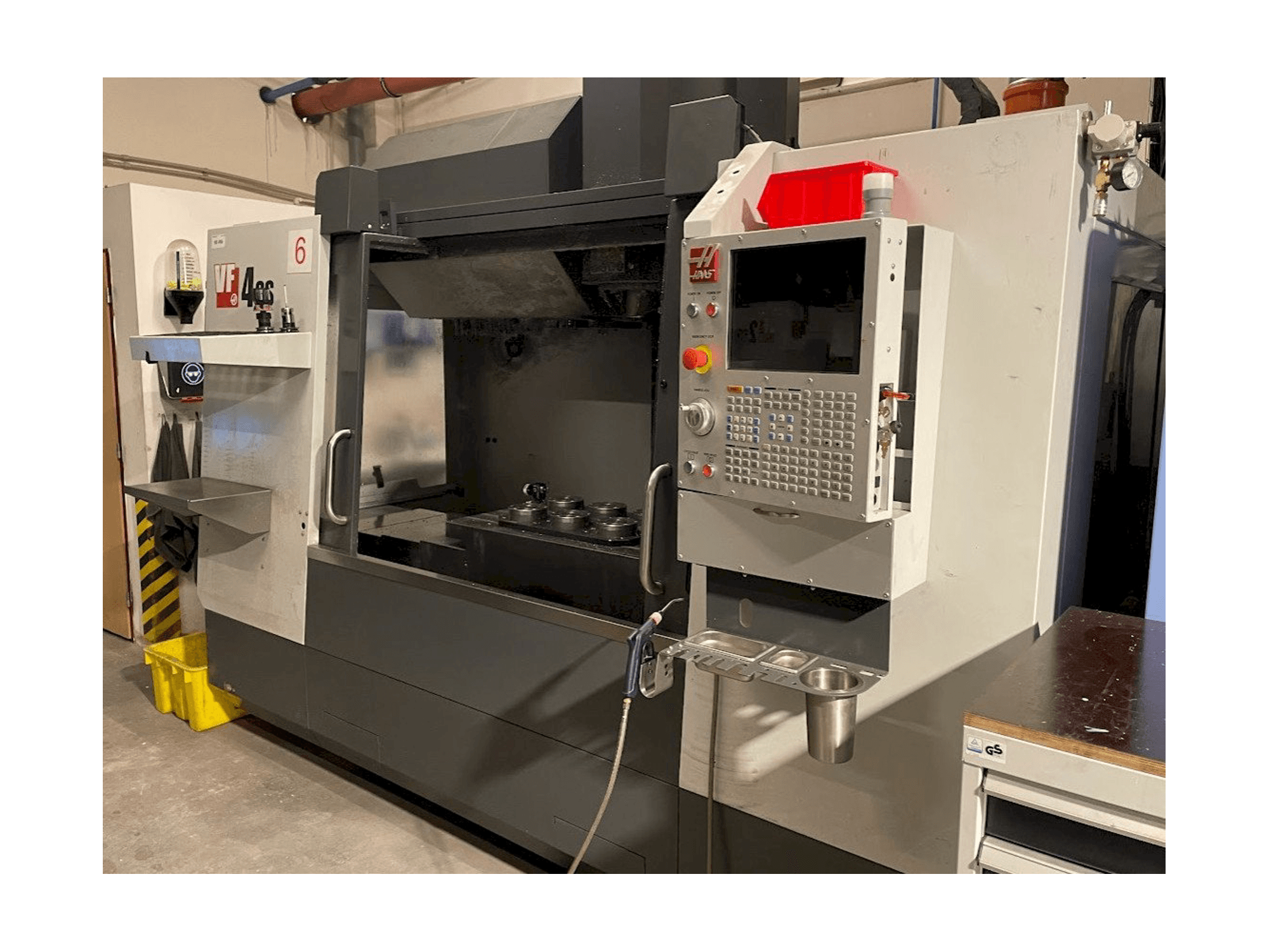 Vista lato destro della macchina HAAS VF-4SS