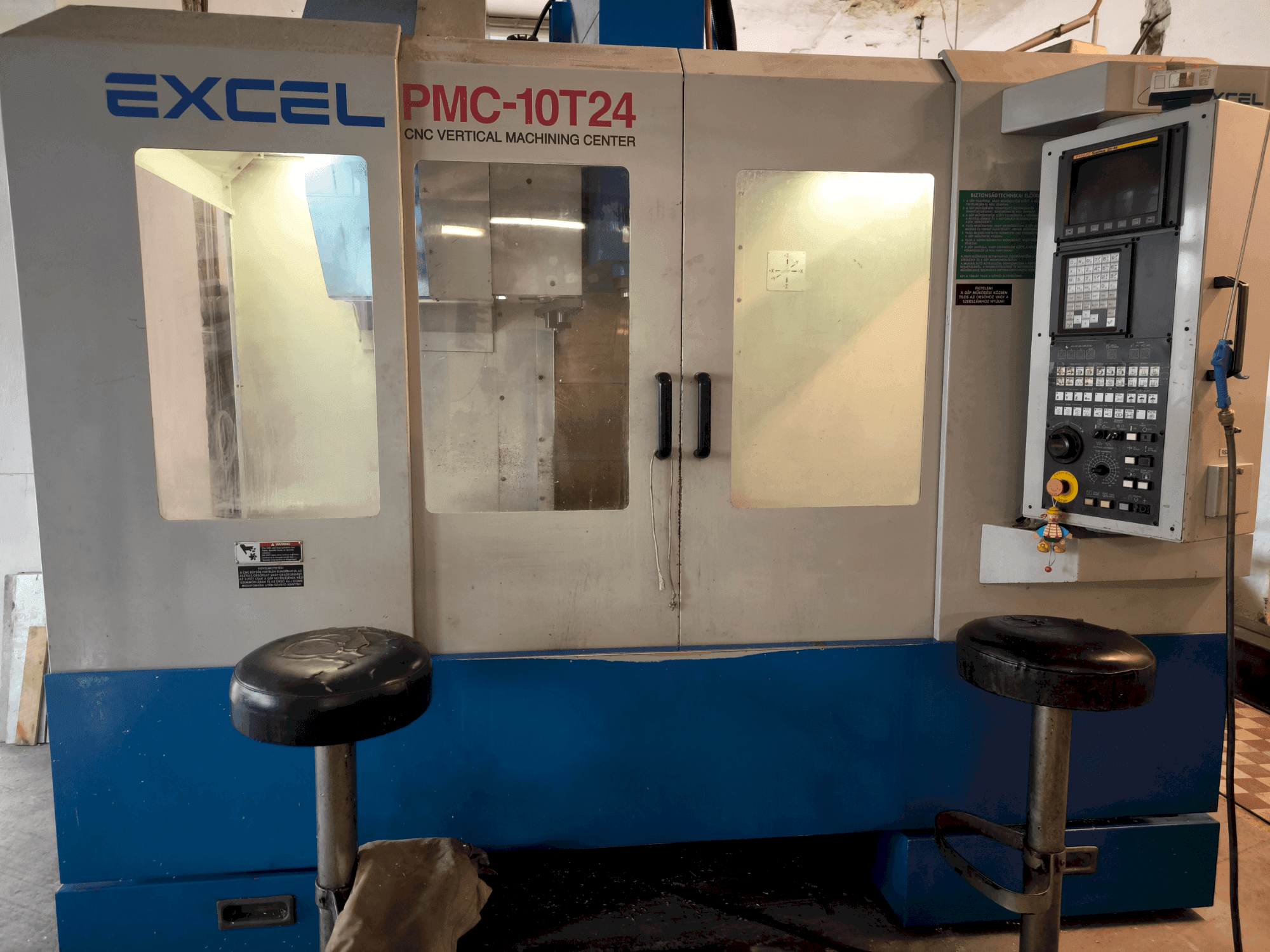 Vista frontale della macchina Excel Excel PMC 10T24 (2004)