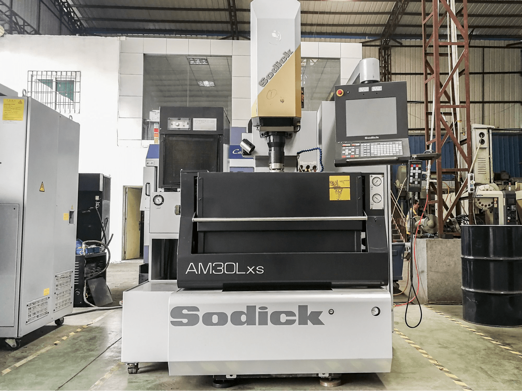 Vista frontale della macchina Sodick AM30LXS