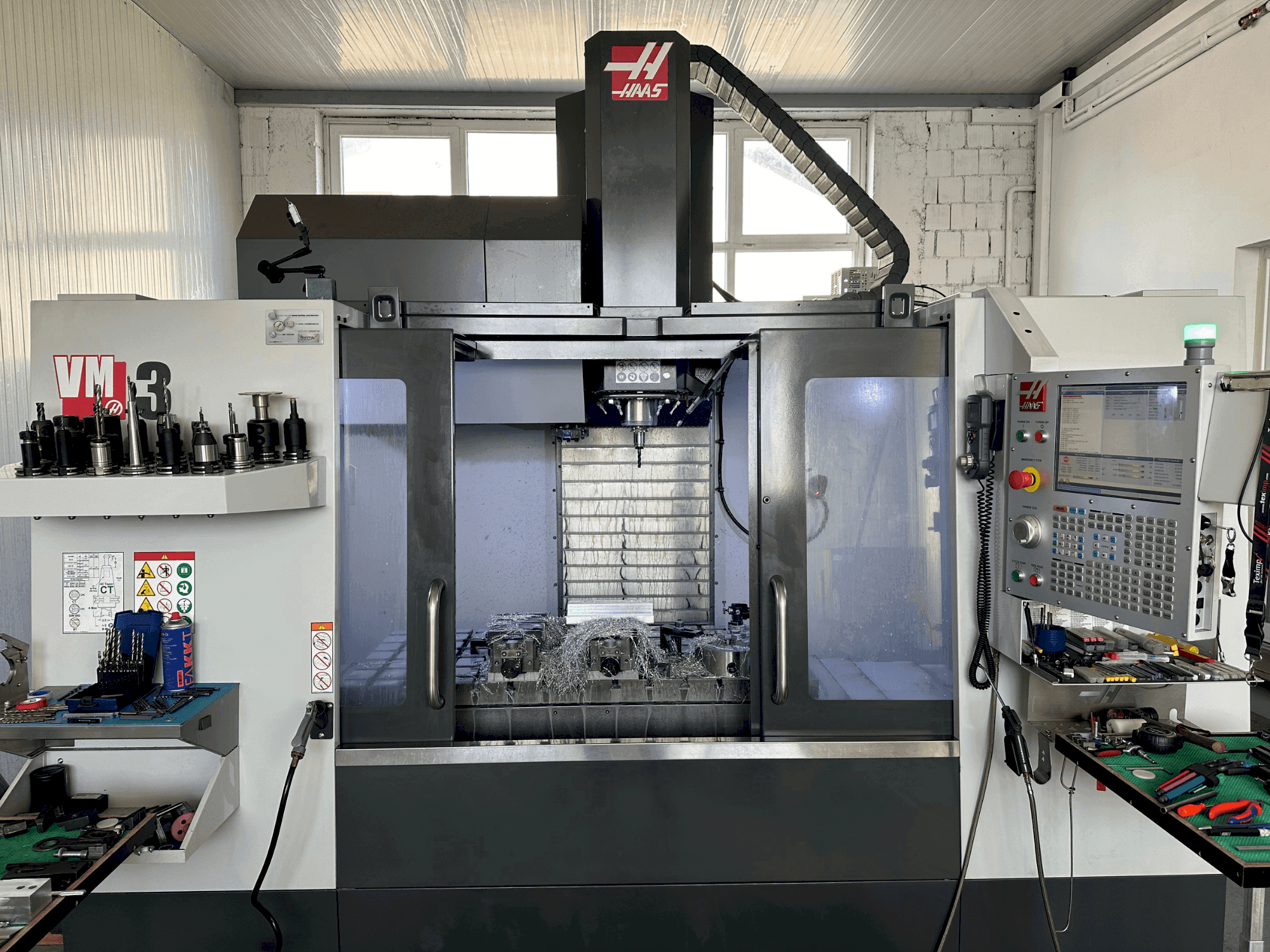 Vista frontale della macchina HAAS VM-3
