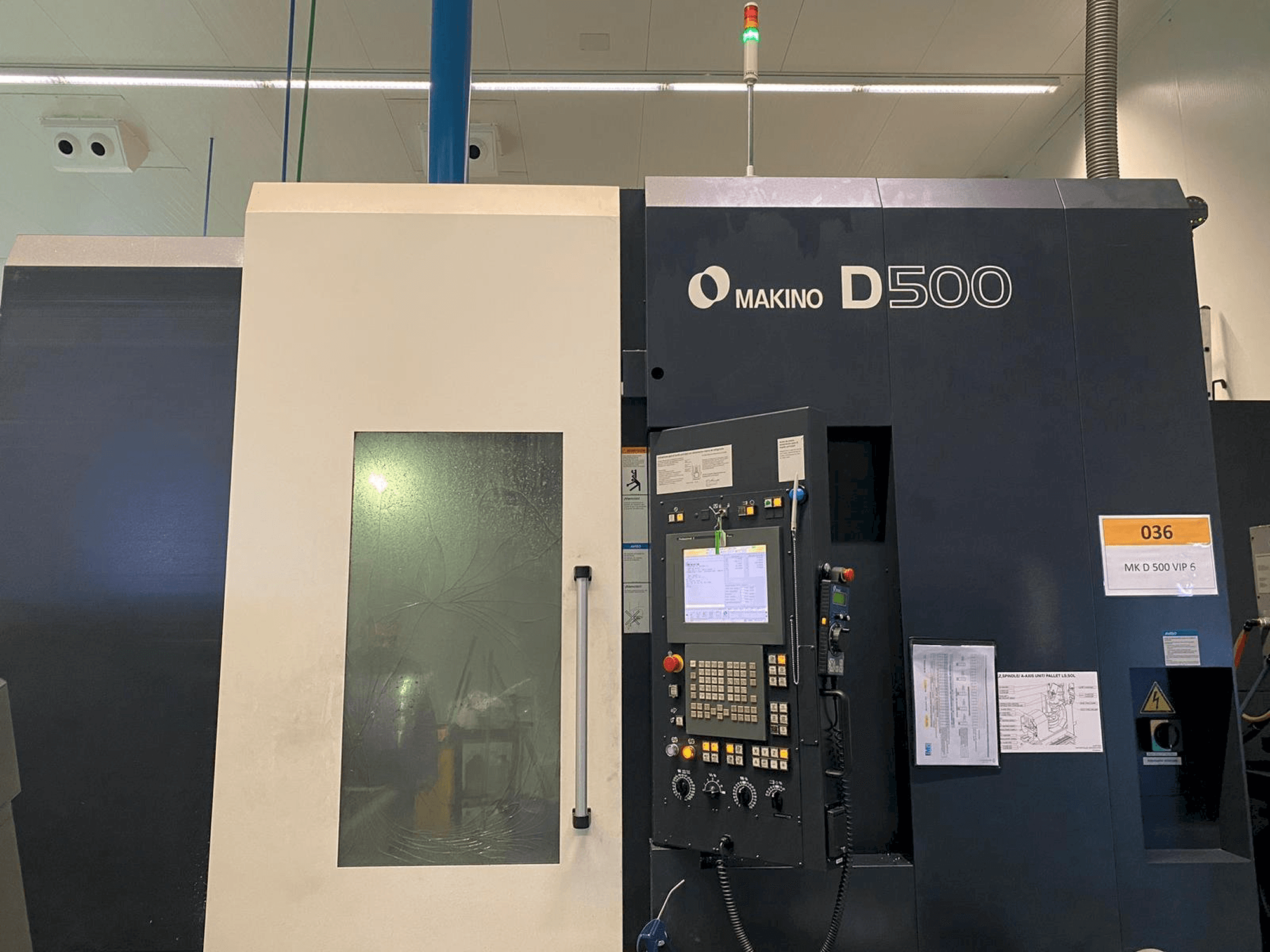 Vista frontale della macchina Makino D500