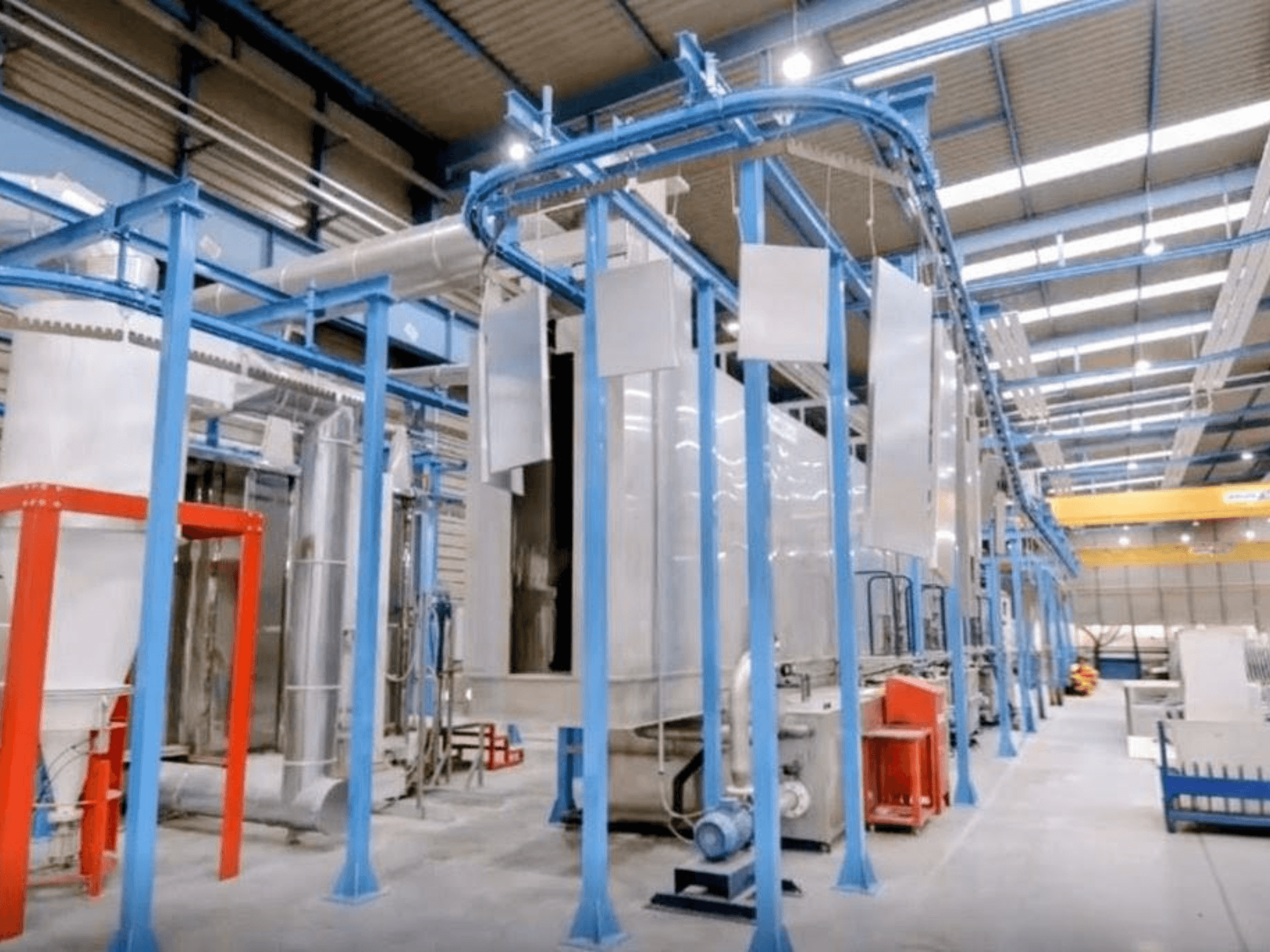 Vista frontale della macchina per la lavorazione della lamiera CABYCAL LPP in un ampio spazio industriale, che mette in risalto la struttura blu e la configurazione dei macchinari.