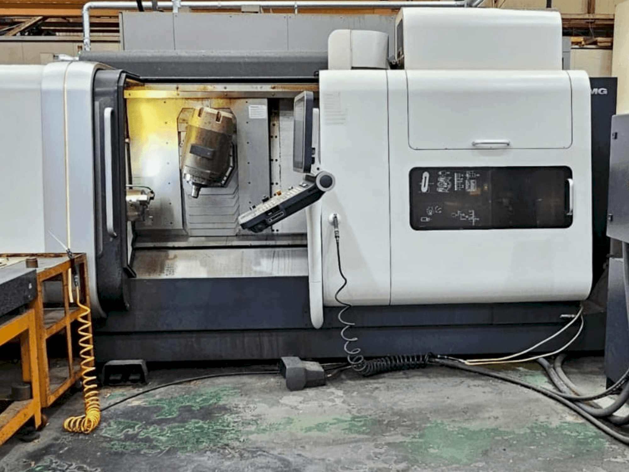 Vista frontale della macchina DMG MORI CTX 1250 TC