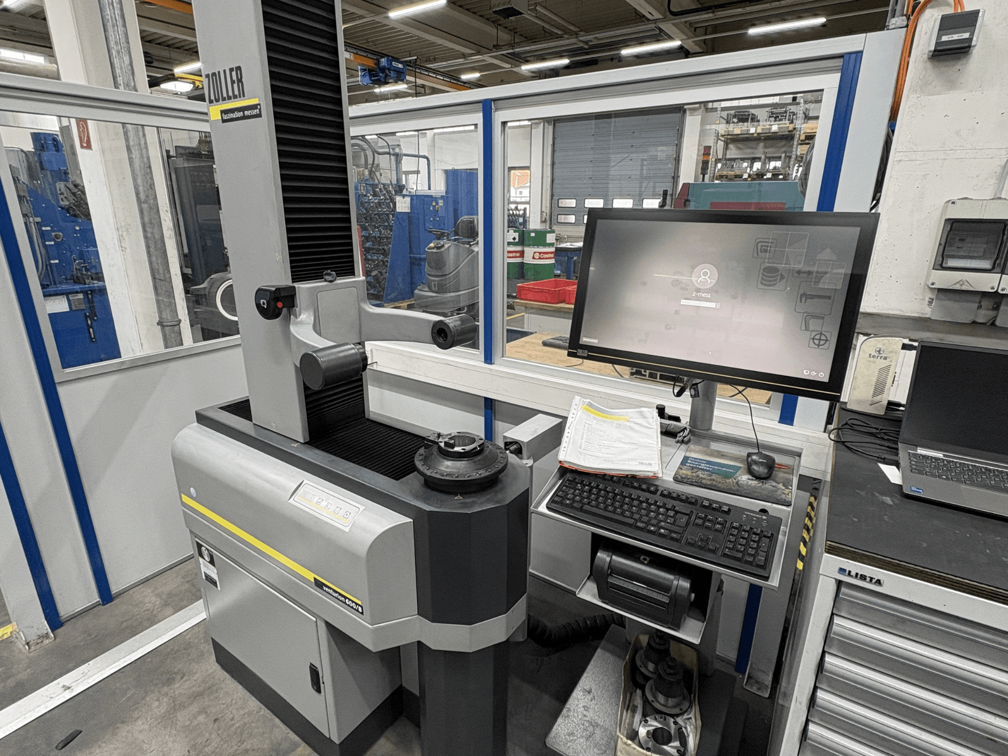 Macchina di misura ottica Zoller Venturion 600/8 in un'officina, con monitor, tastiera e piattaforma di misura in vista laterale.