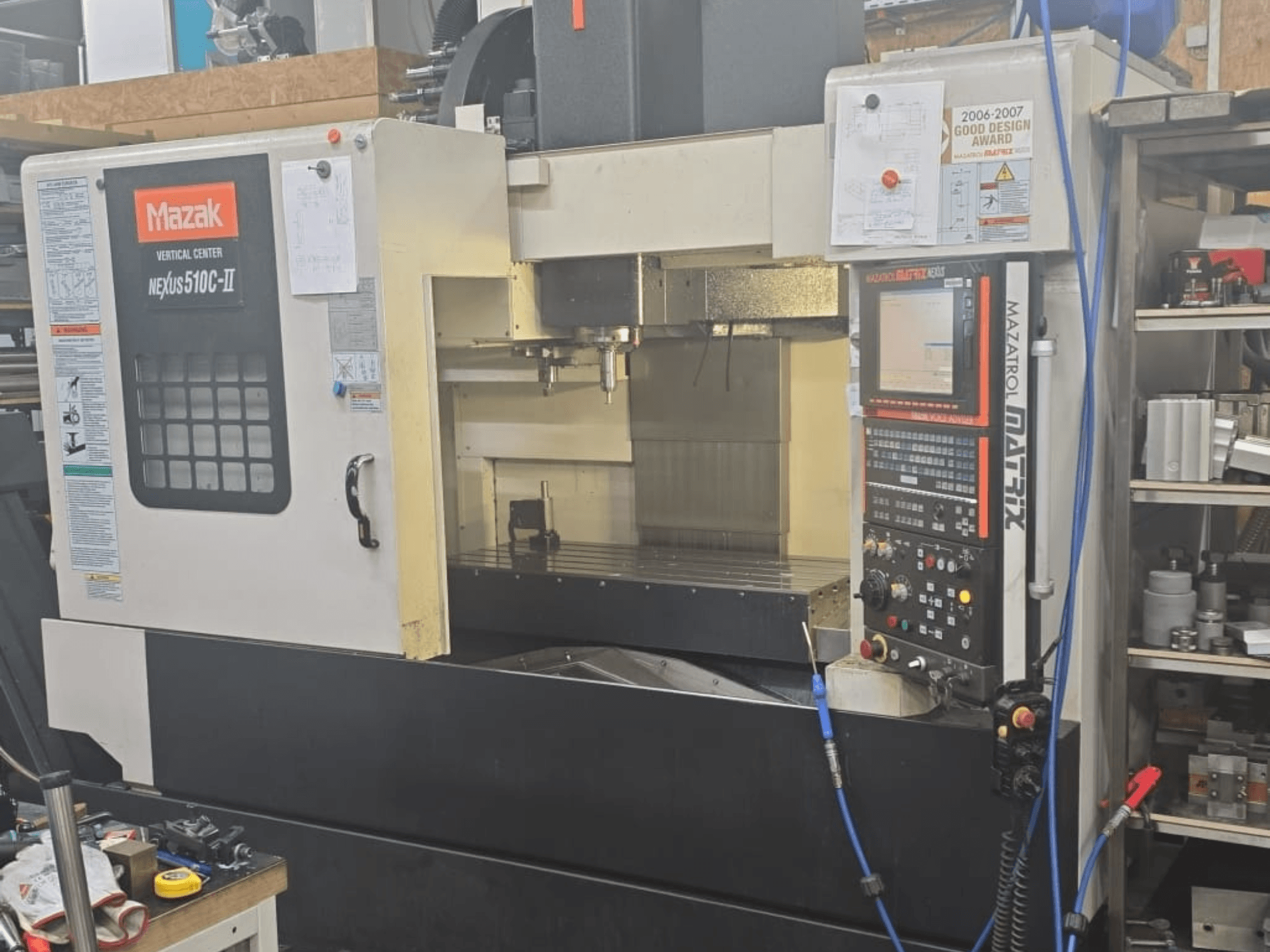 Mazak VERTICAL CENTER NEXUS 510C-II, vista frontale che mostra il pannello di controllo, l'area di lavorazione e le caratteristiche operative.