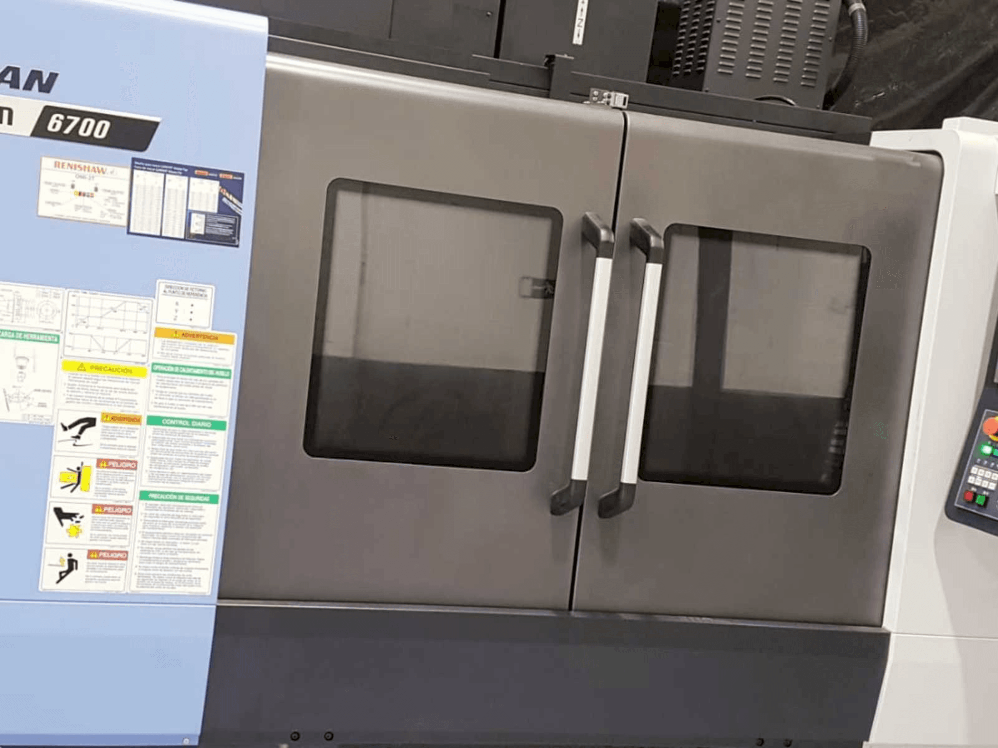 Vista frontale della macchina Doosan DNM 6700