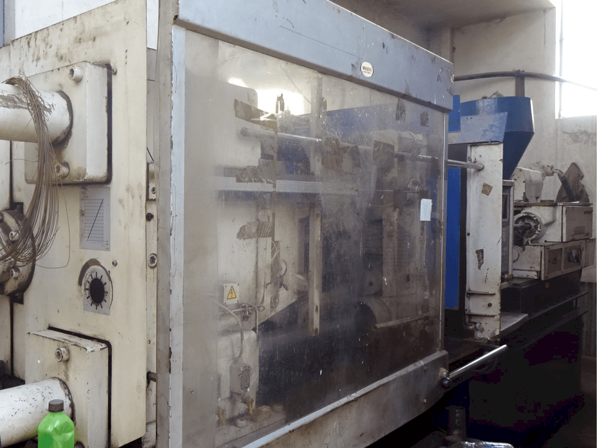 Vista lato sinistro della macchina DEMAG D240-1990 NC III