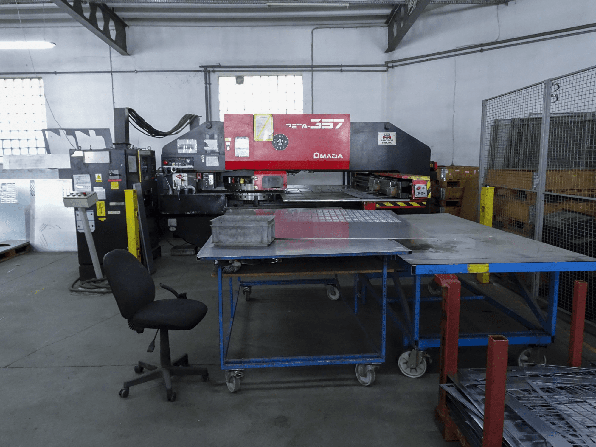 Vista frontale della macchina AMADA PEGA 357