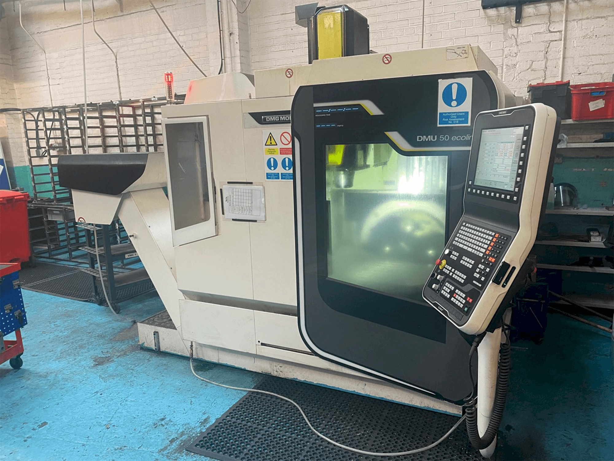 Vista frontale della macchina DMG DMU Ecoline 50 5 Axis VMC