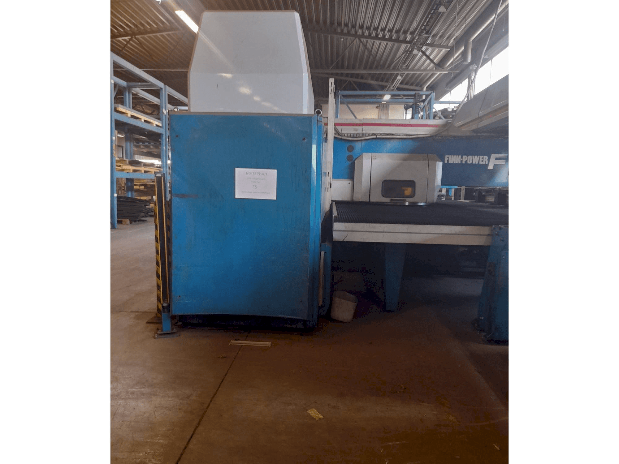 Vista frontale della macchina Finn-Power