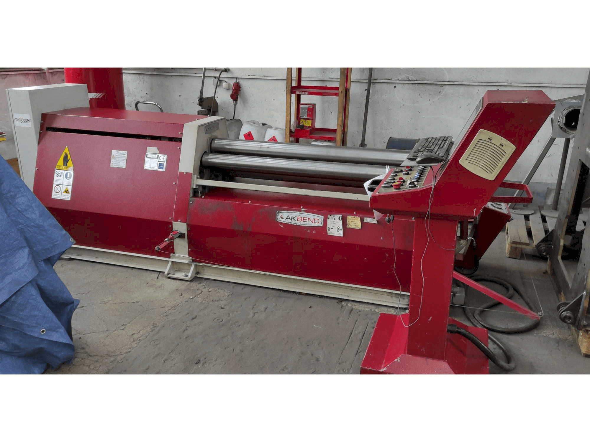 Vista frontale della macchina AKBEND AHS 15/4-6