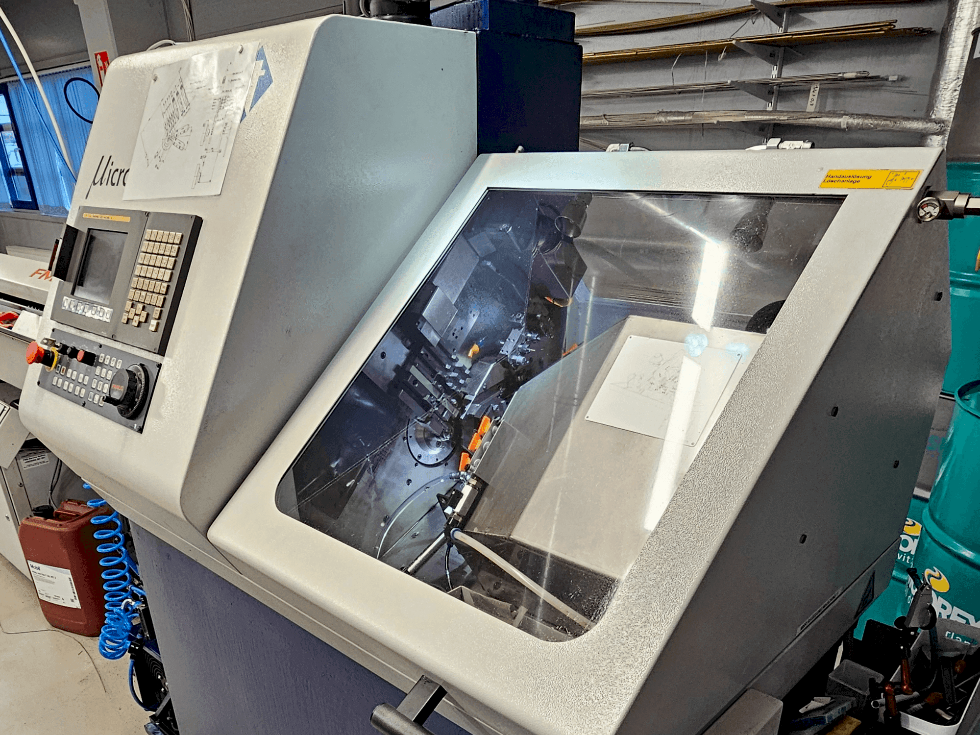 Vista frontale della macchina TORNOS Micro 8