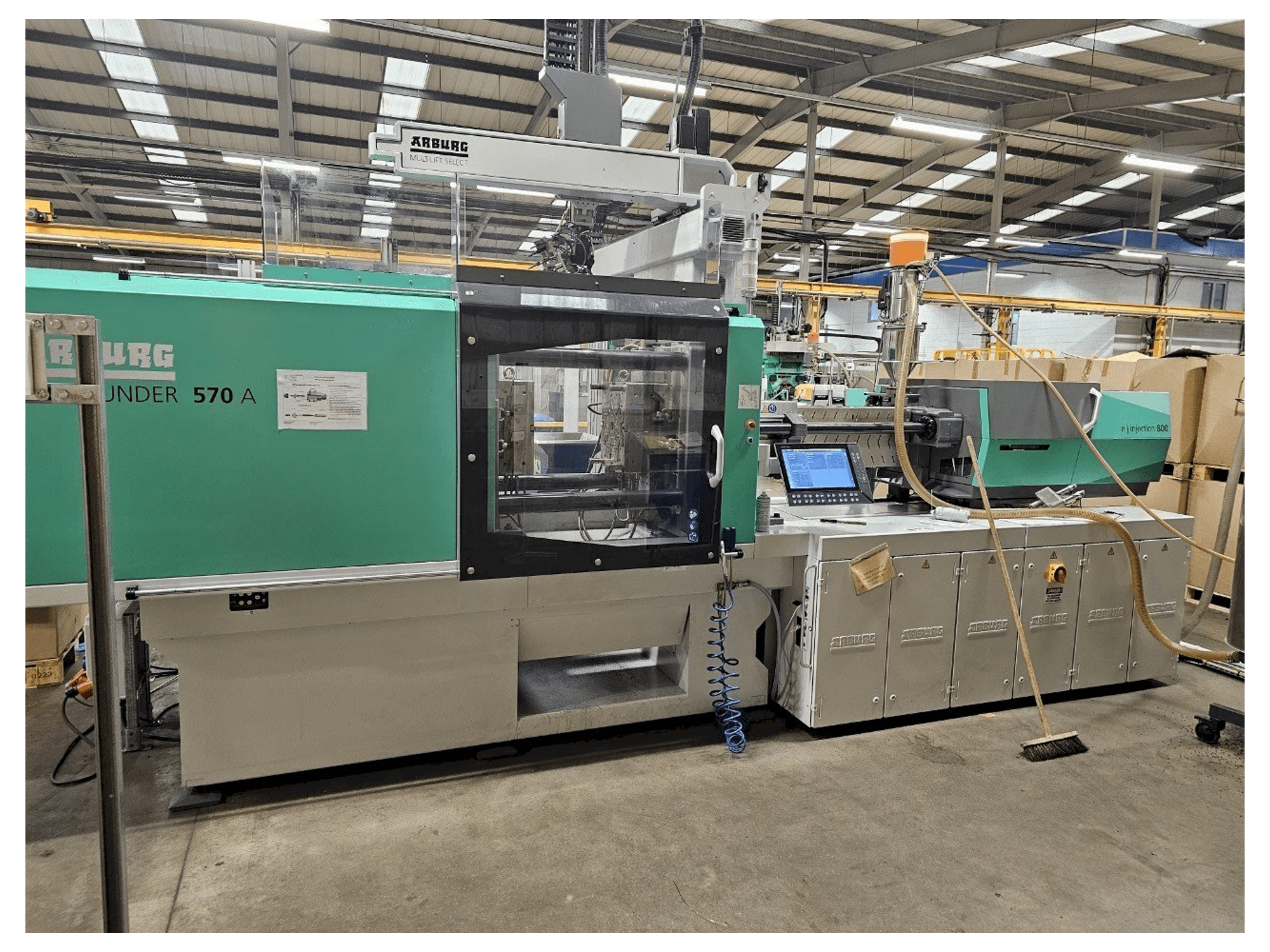 Vista frontale della macchina Arburg Allrounder 570 A 2000-800