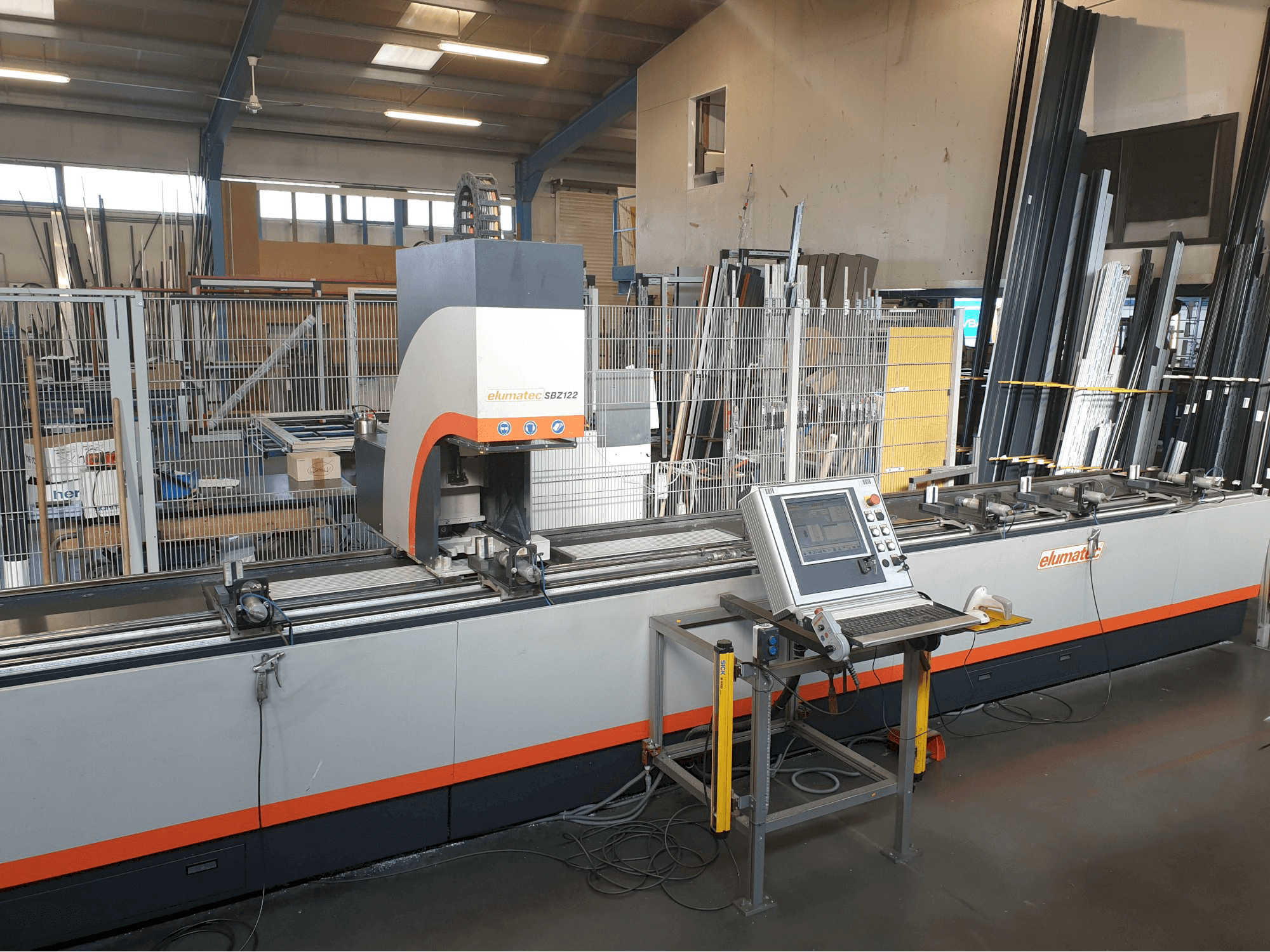 Vista lato sinistro della macchina elumatec SBZ 122/64
