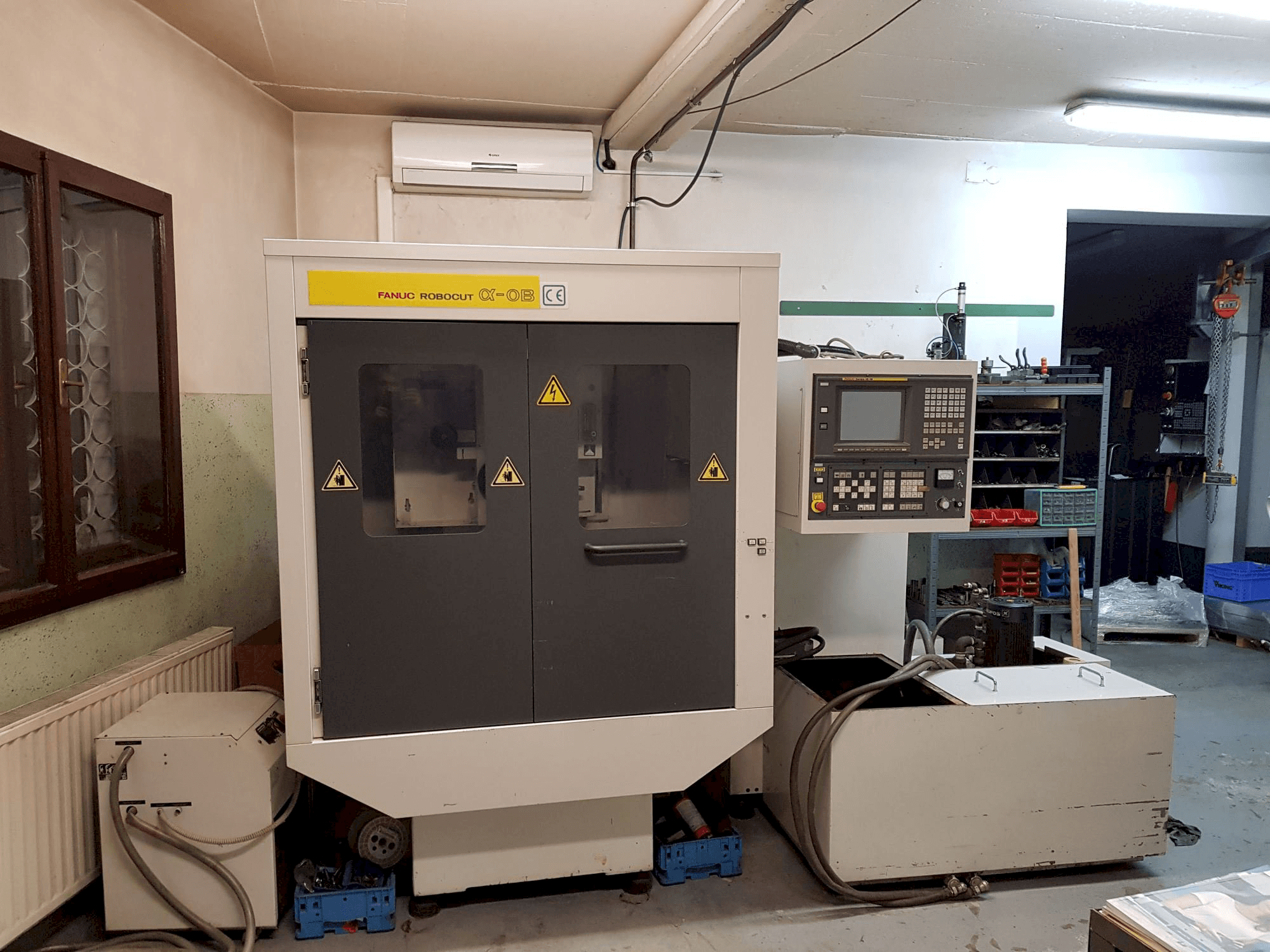 Vista frontale della macchina FANUC Robocut ALPHA- 0B