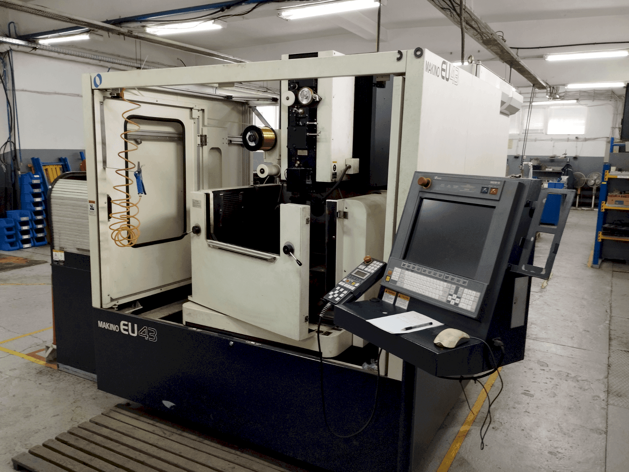 Vista frontale della macchina Makino EU43