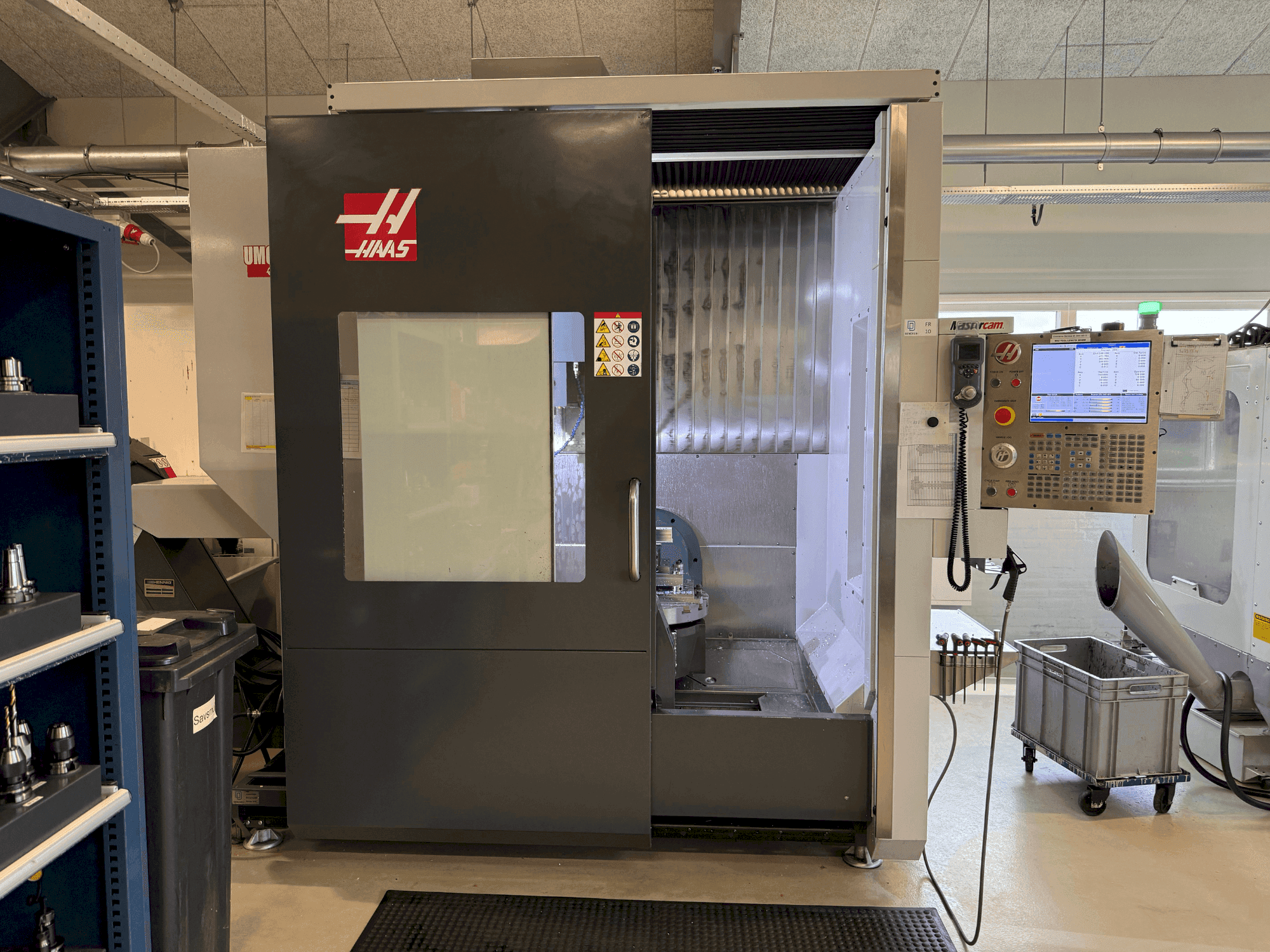 Vista frontale della macchina HAAS UMC-750