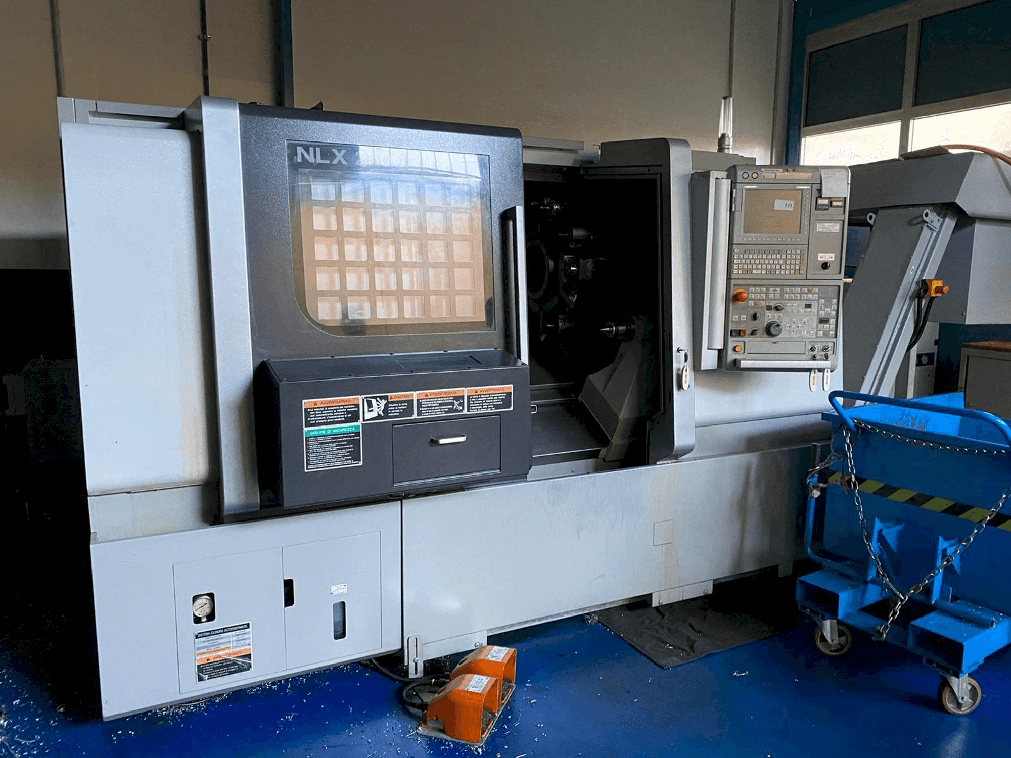 Vista frontale della macchina MORI SEIKI NLX 2500/MC700