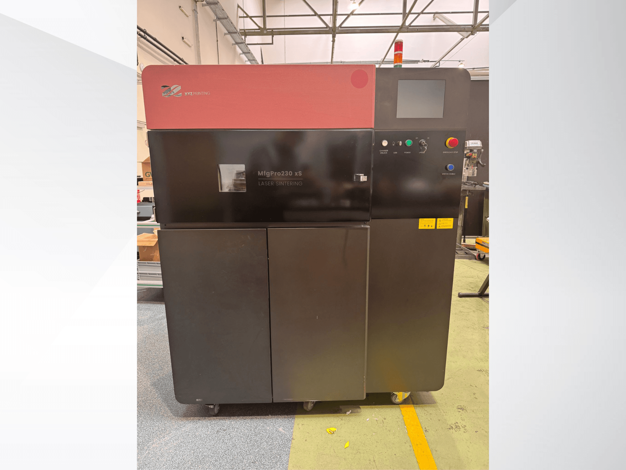 Stampante 3D in plastica XYZprinting MfgPro230 xS in vista frontale, con pannello di controllo e spie luminose.