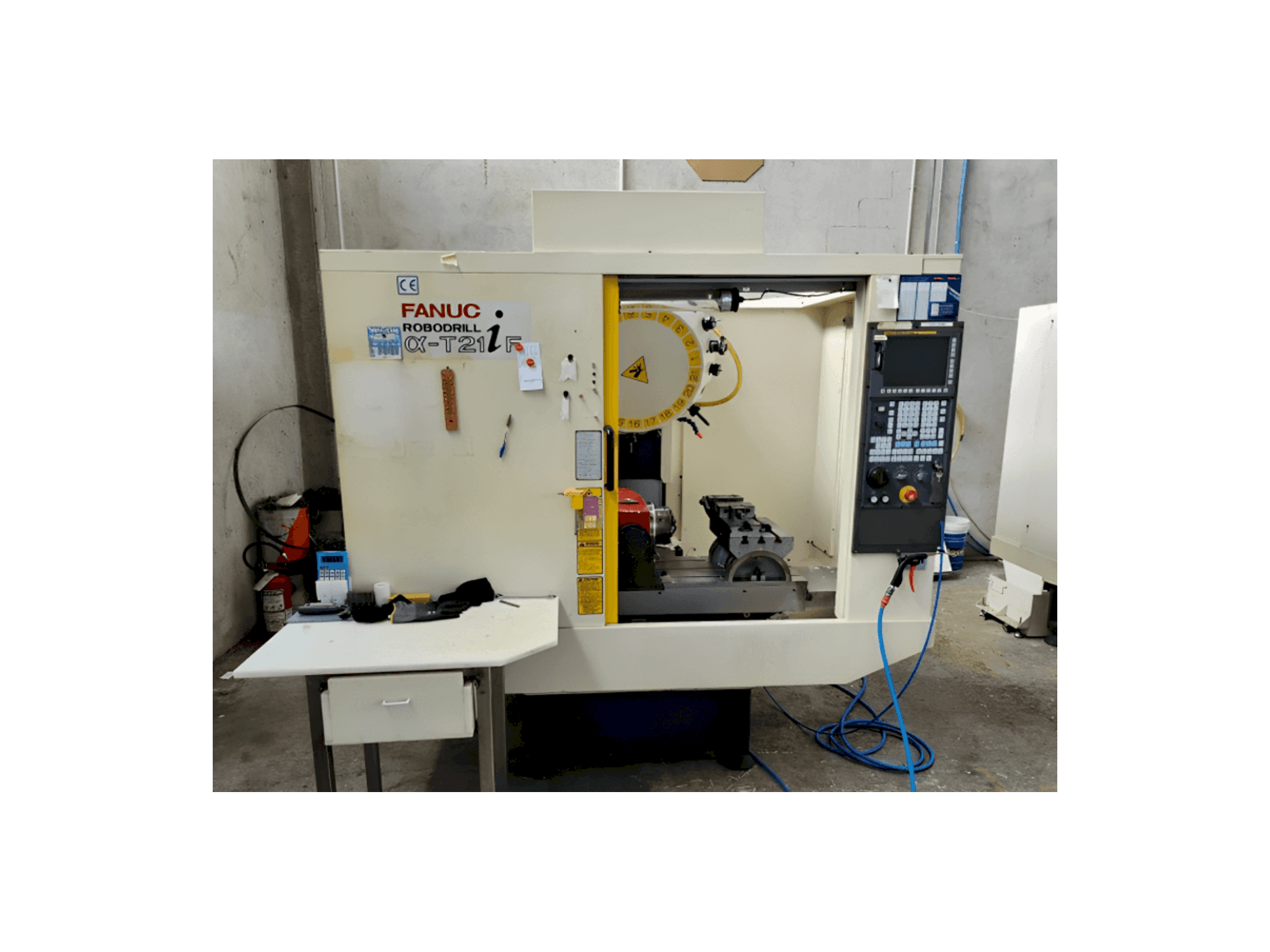 Vista frontale della macchina FANUC Robodrill Alpha T21iF