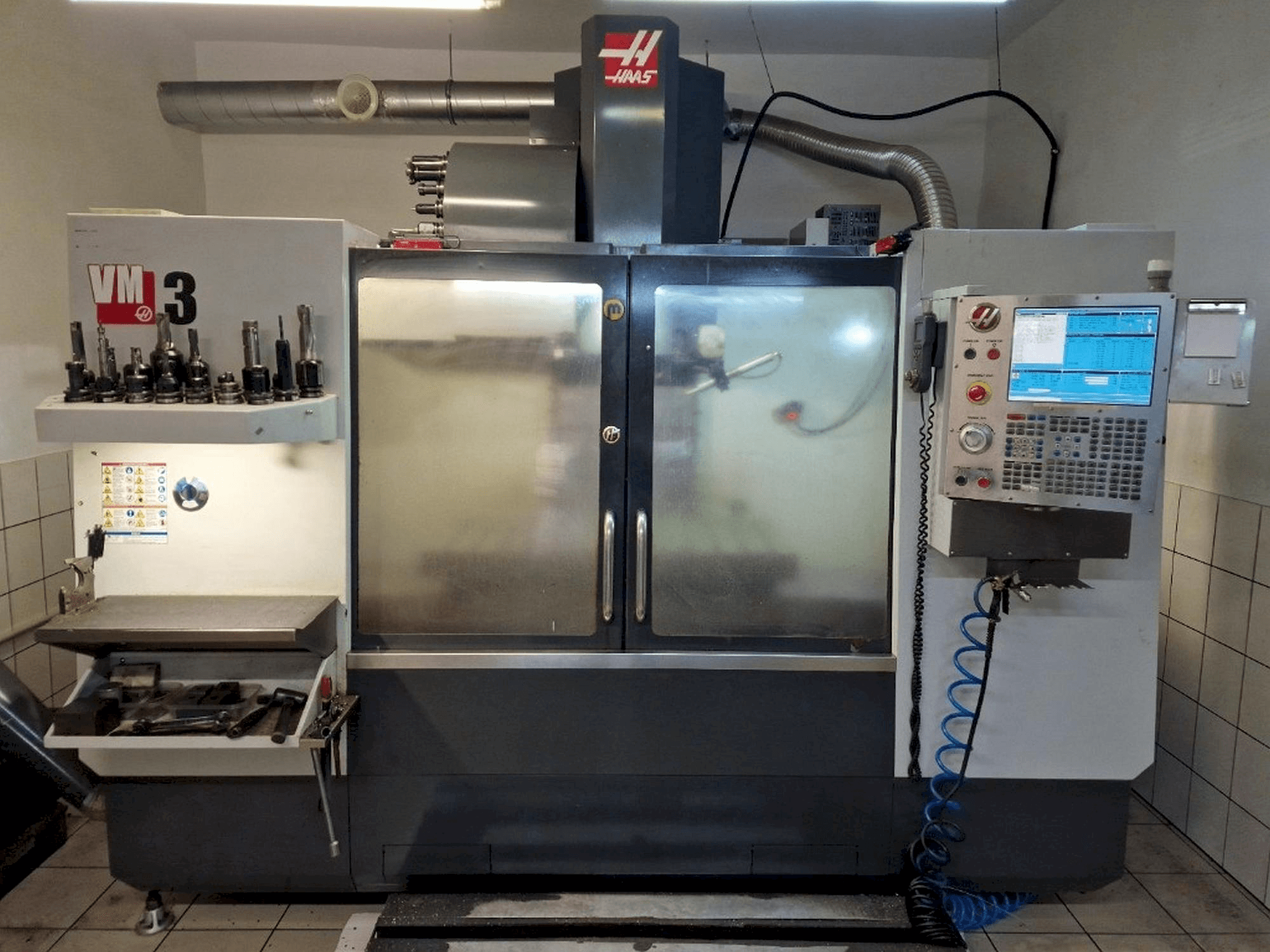 Vista frontale della macchina HAAS VM-3