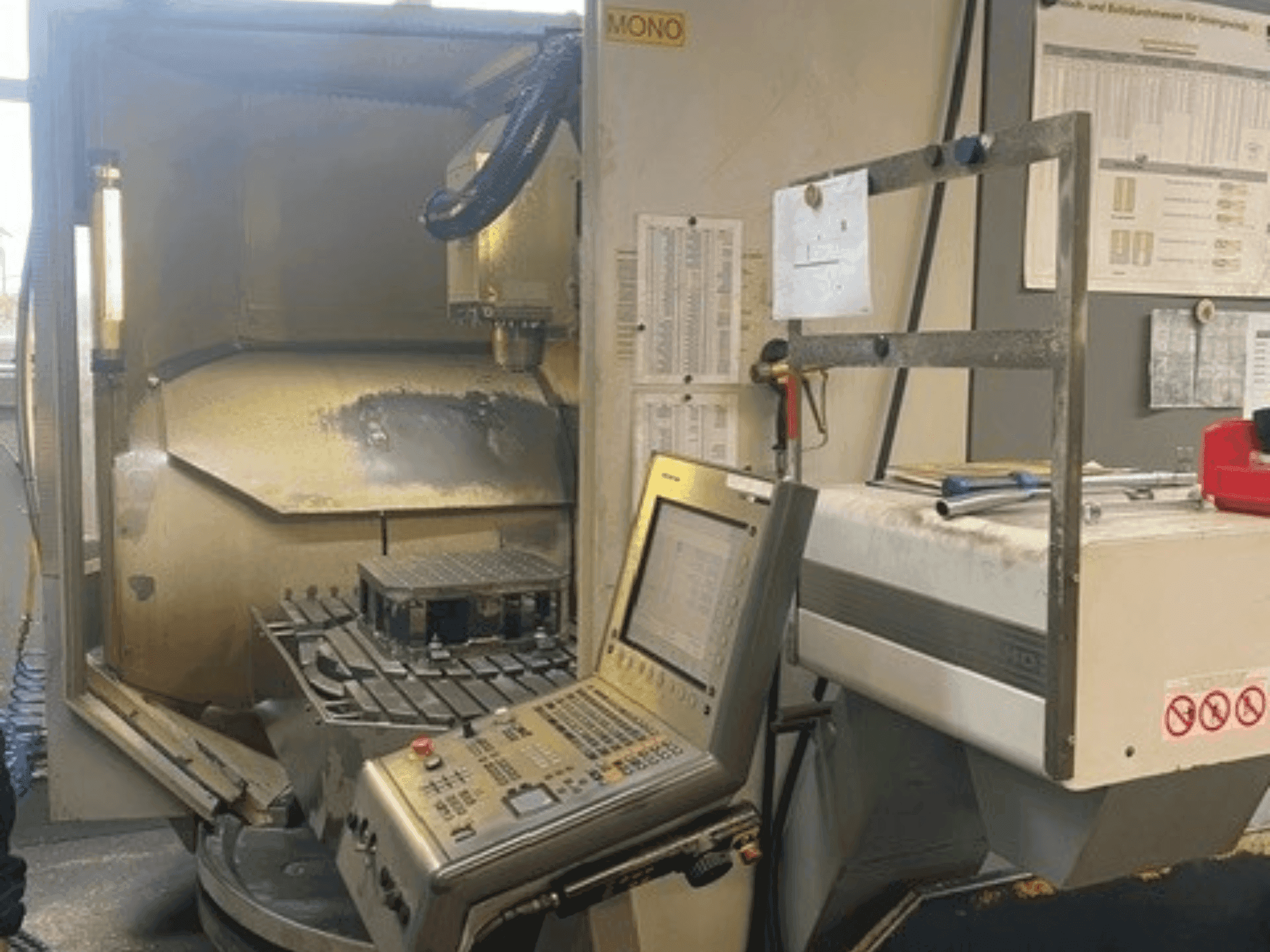 Vista frontale della macchina DECKEL MAHO DMU 80 monoBLOCK simultan