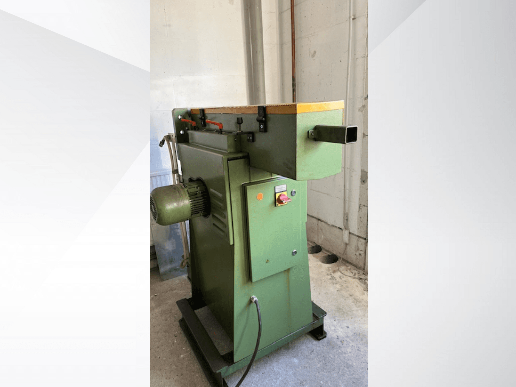 Macchina per la lavorazione del legno di colore verde con motore e comandi, vista laterale, con piano di lavoro piatto e testa di taglio regolabile.