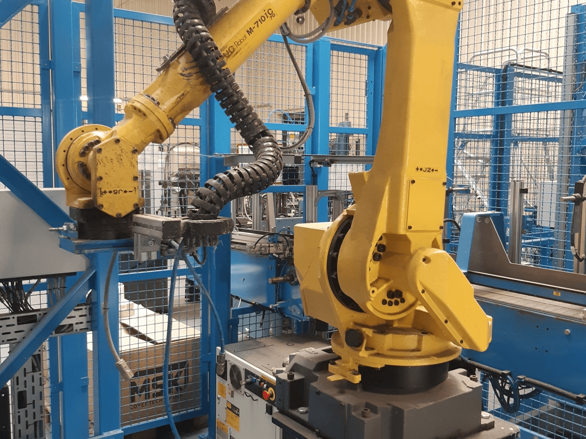Vista frontale della macchina FANUC M-710iC (2015)