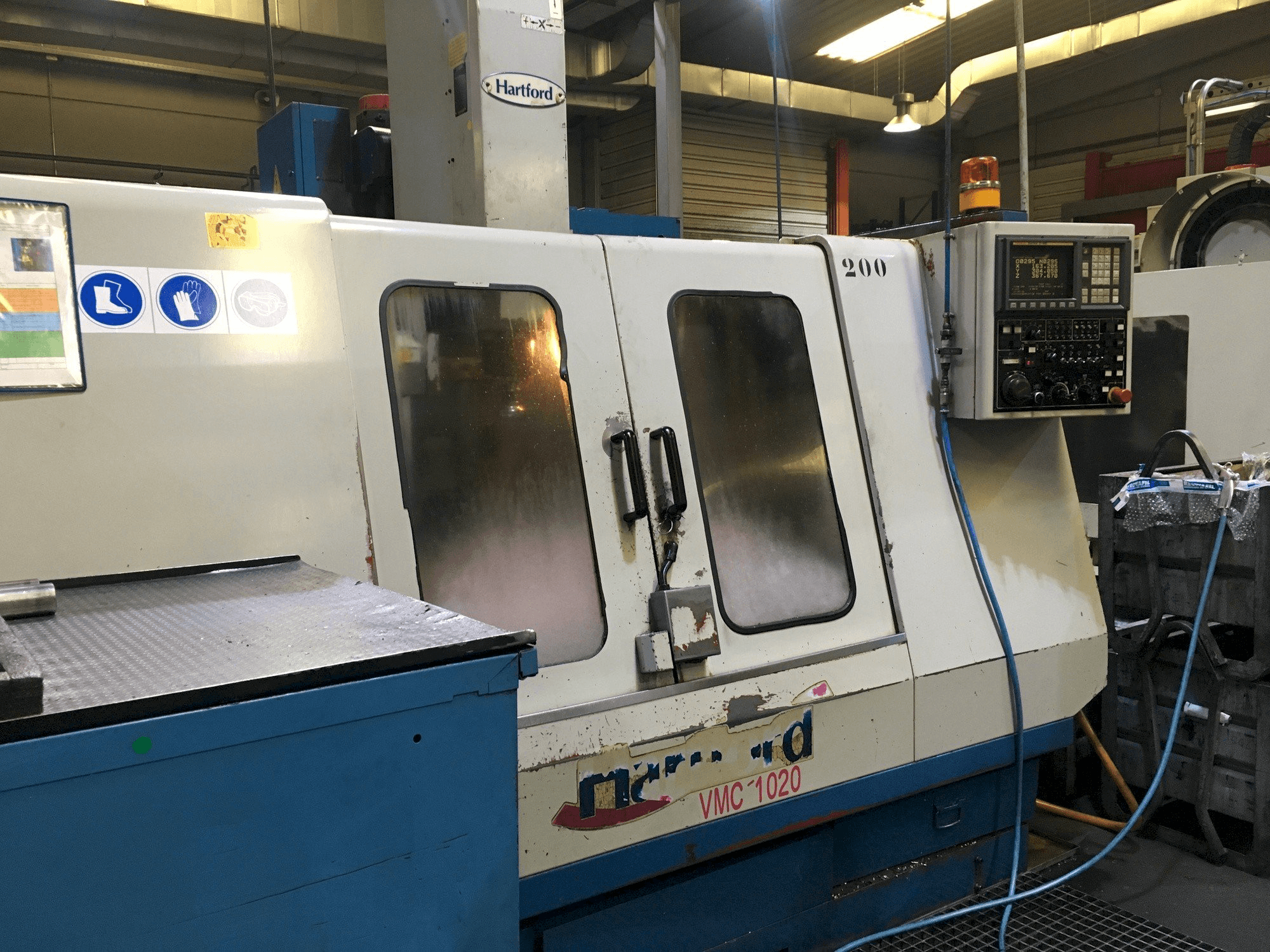 Vista frontale della macchina Hartford VMC-1020S