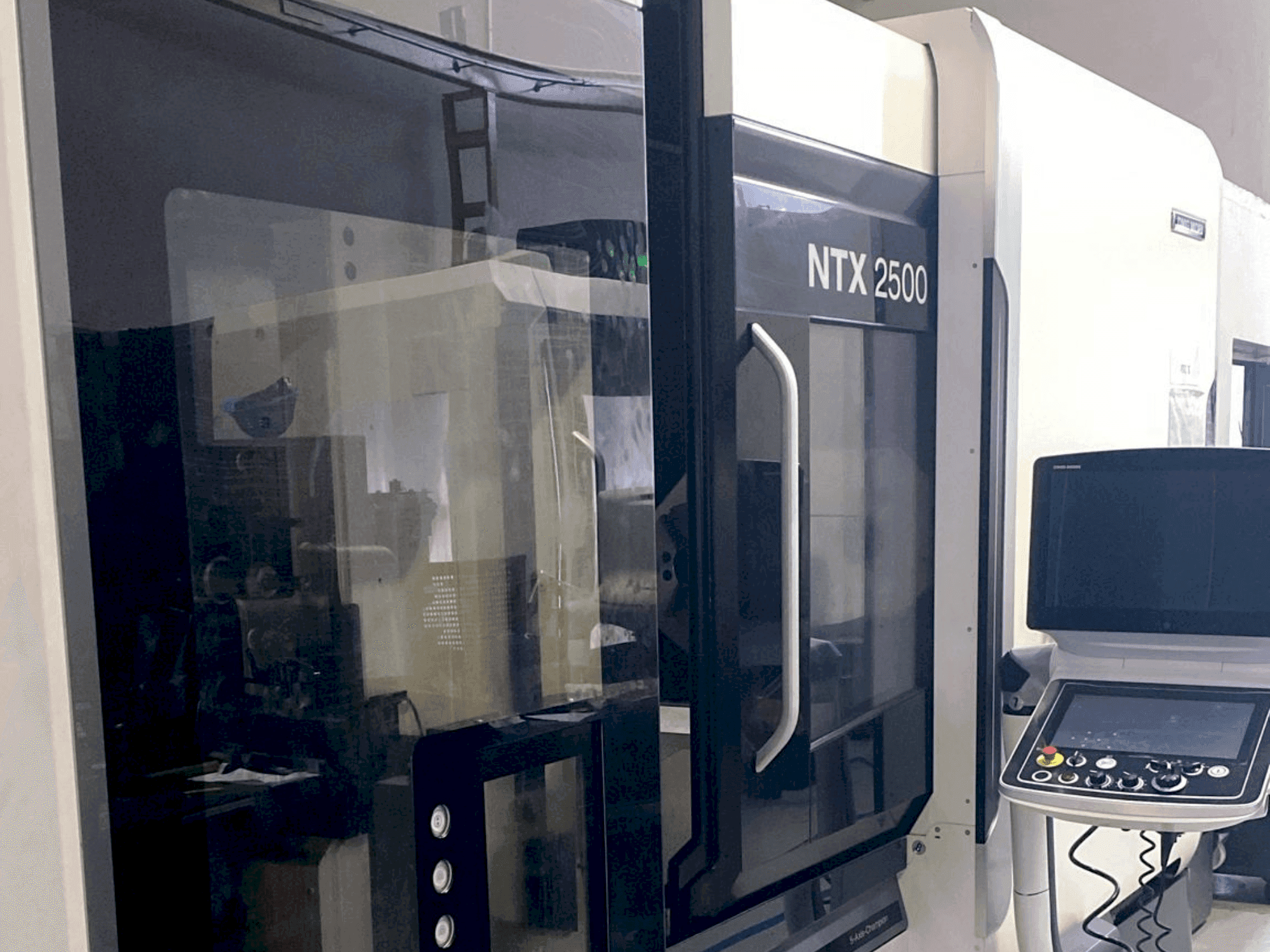 Vista frontale della macchina DMG MORI NTX2500 / 1500