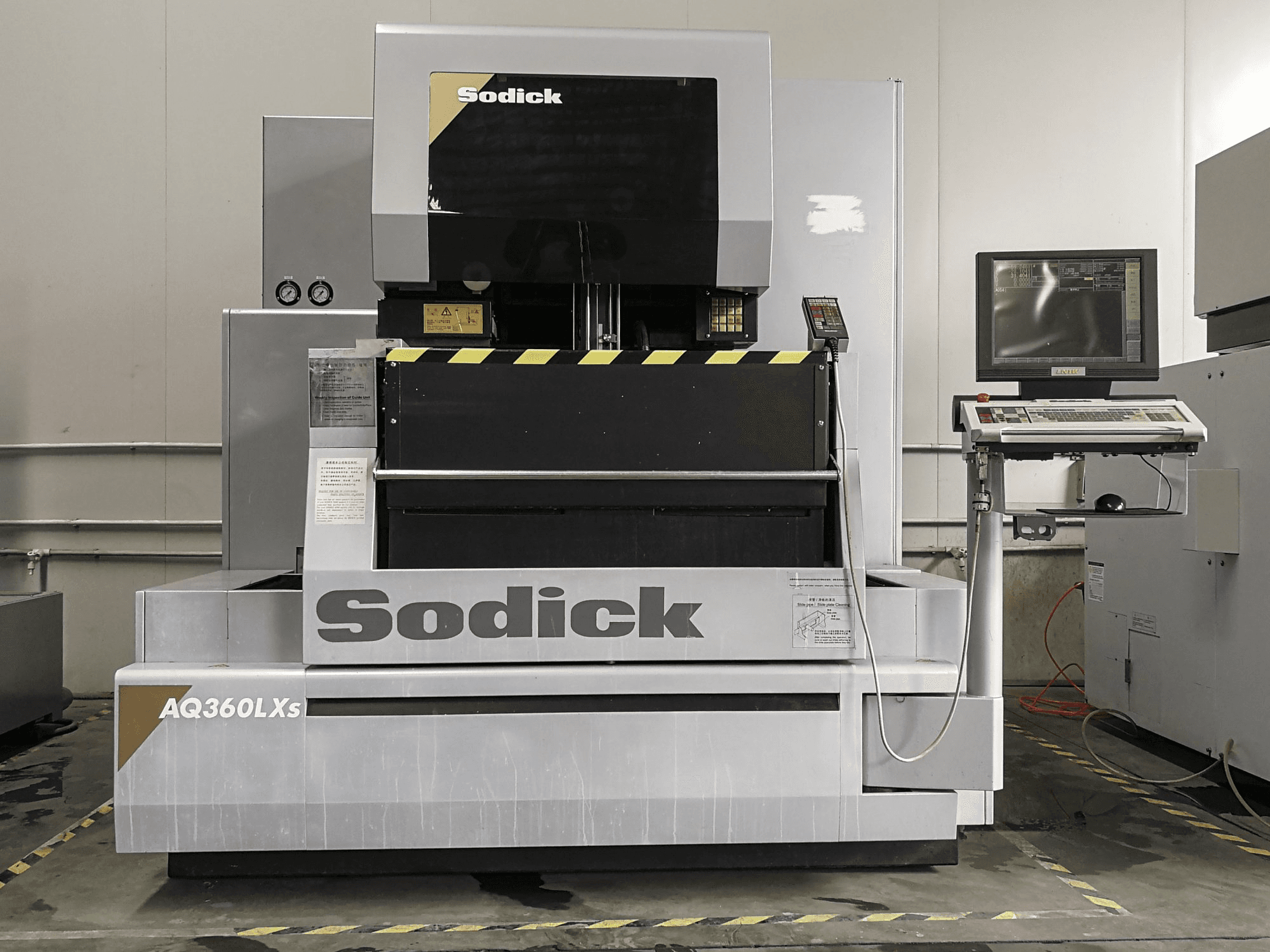 Vista frontale della macchina Sodick AQ360LXS