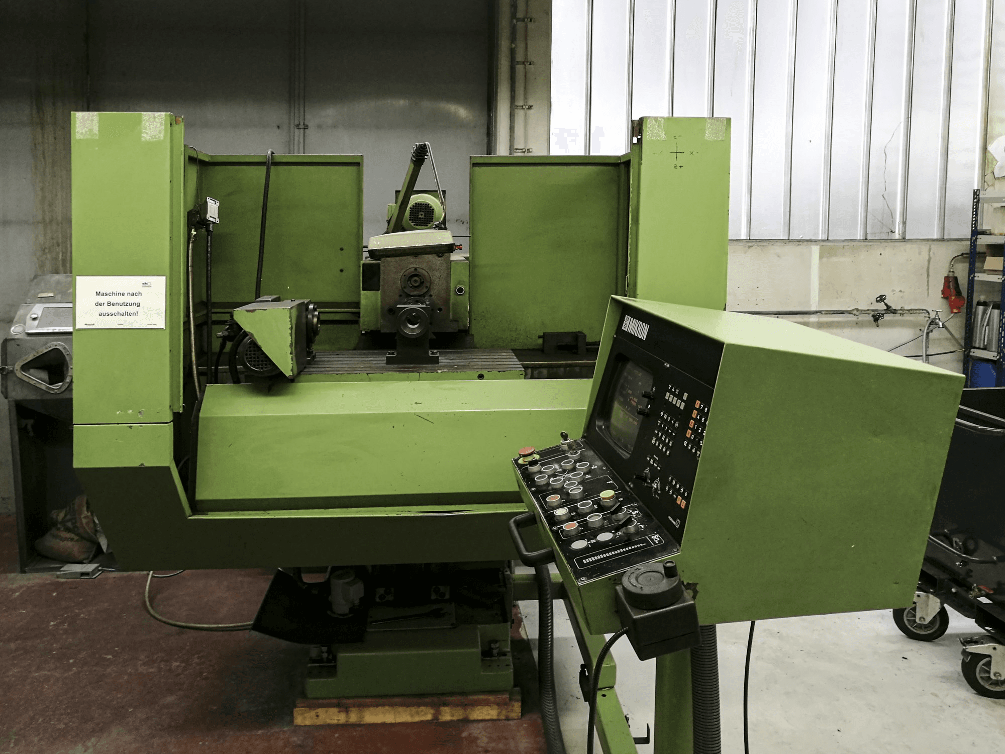 Vista frontale della macchina Mikron WF-31 D