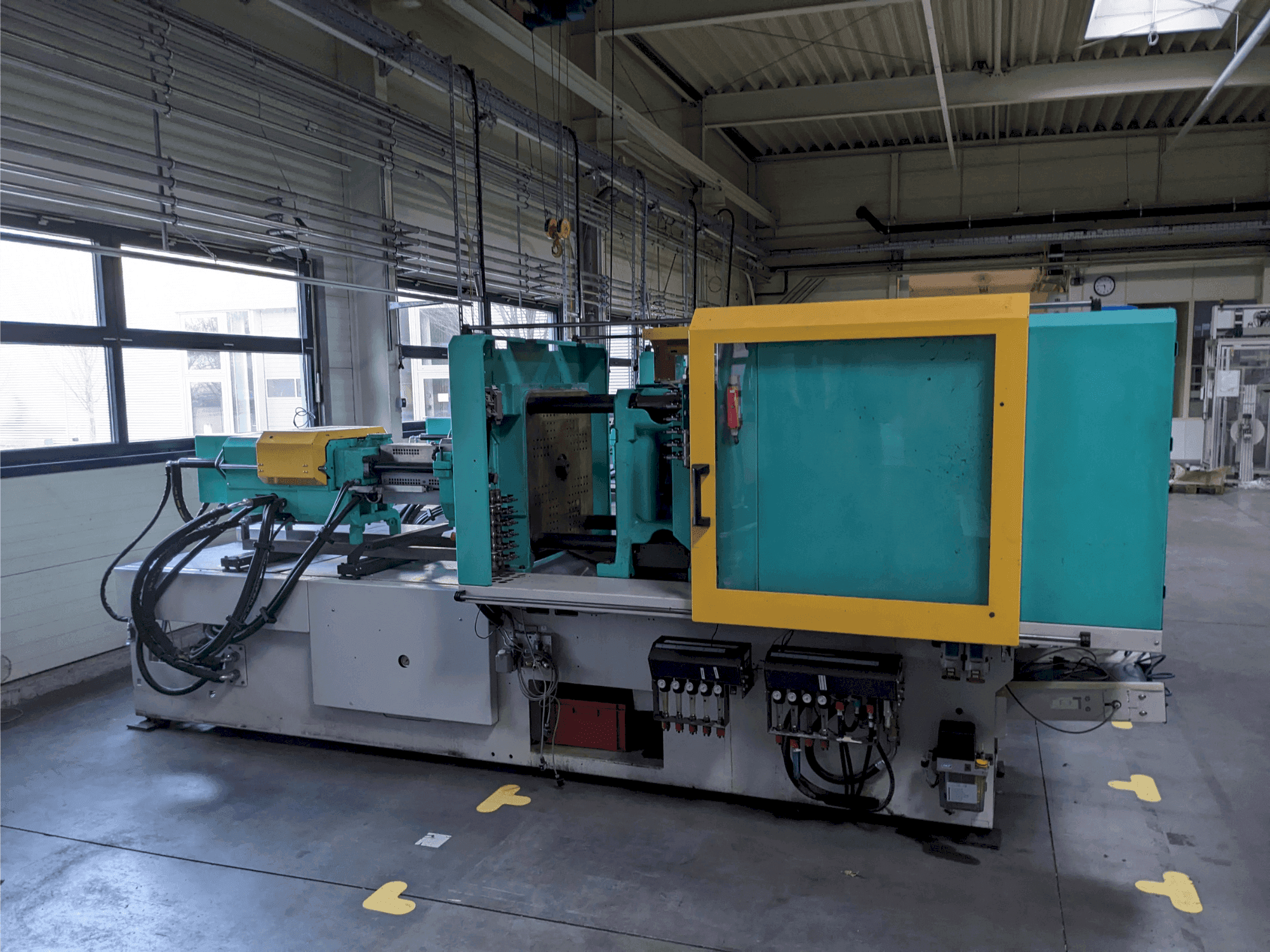 Vista frontale della macchina Arburg 520 H 1500 - 400